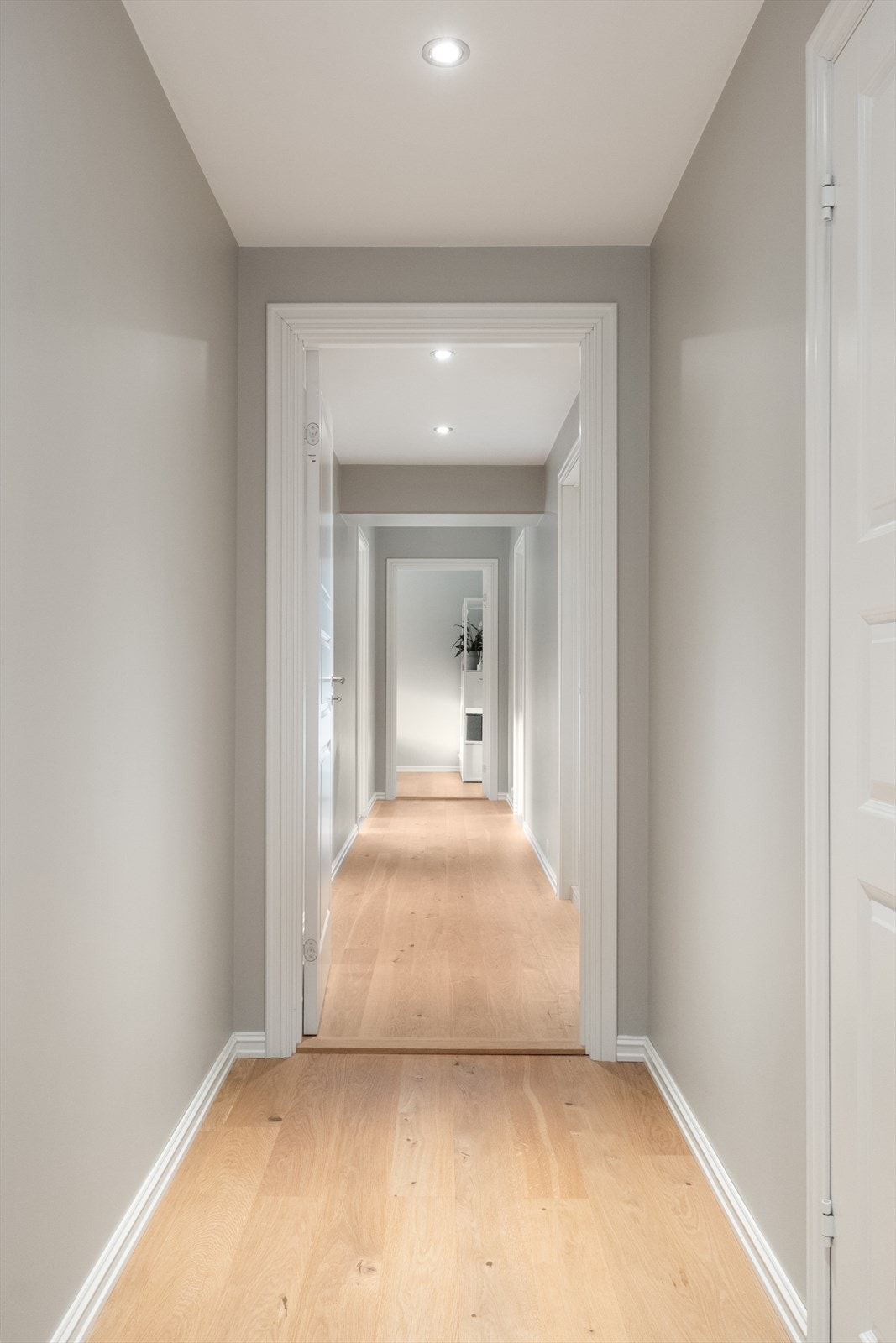 Lys og åpen gang mot soverom og bad. Galleribilde