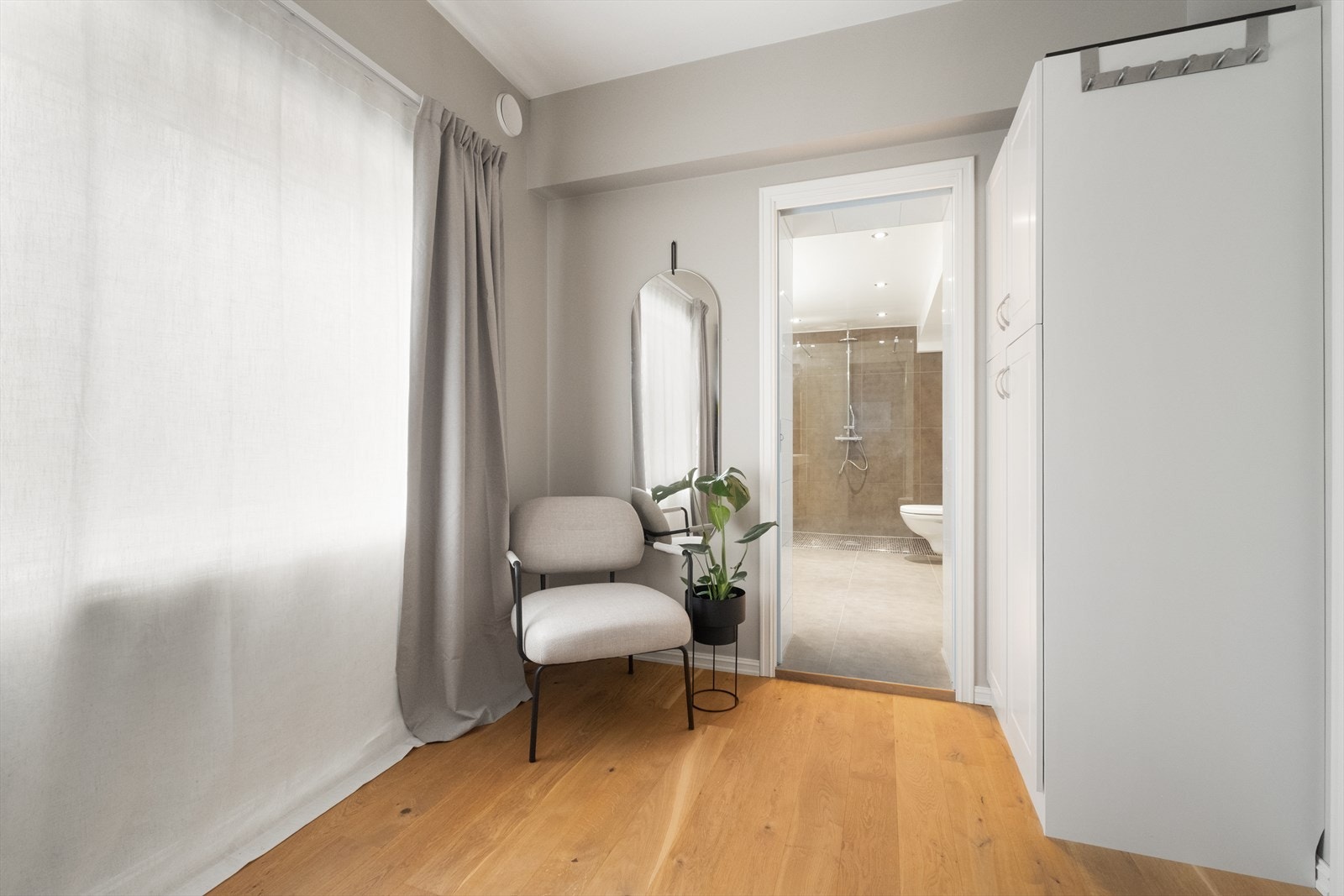 Fra hovedsoverommet har man direkte dør til badet. Galleribilde