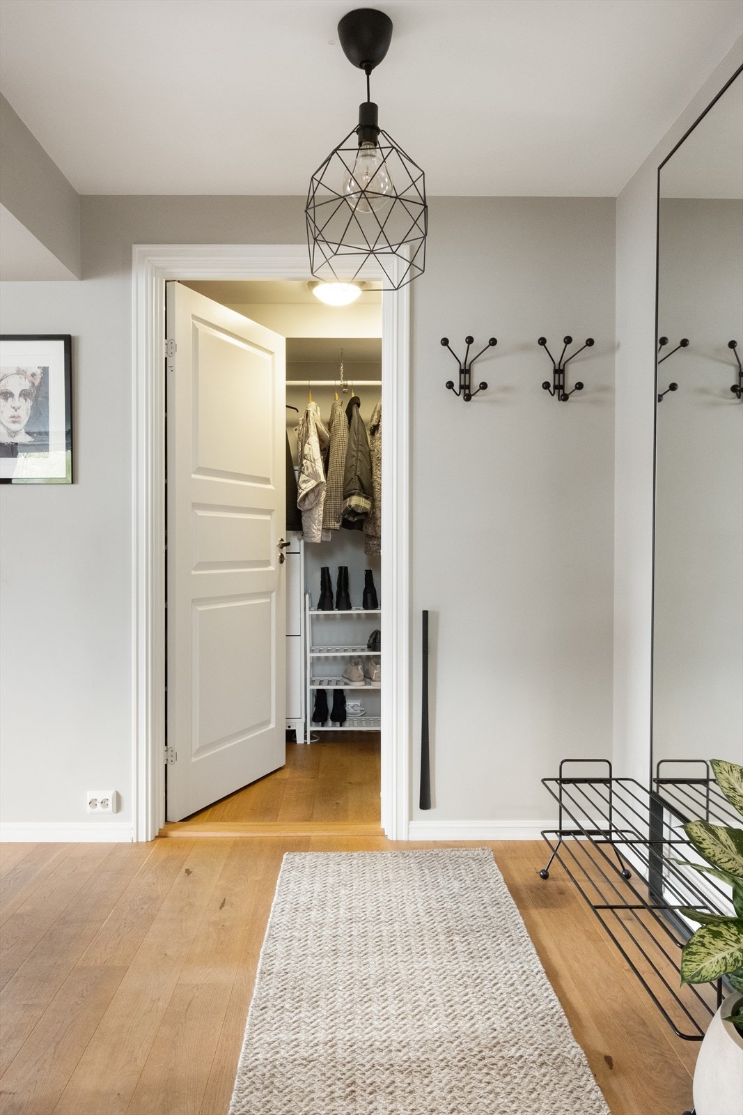 I entrè er boden et praktisk oppbevaringsrom. Galleribilde