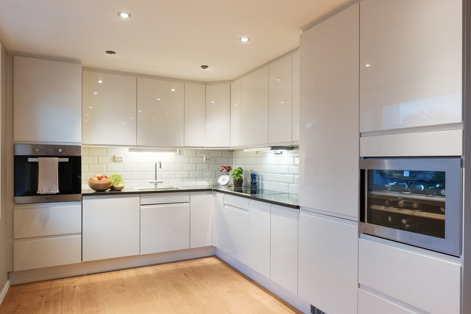 Kjøkkeninnredningen er utstyrt med integrert stekeovn, oppvaskmaskin, steketopp, kjøleskap og vinskap. Galleribilde