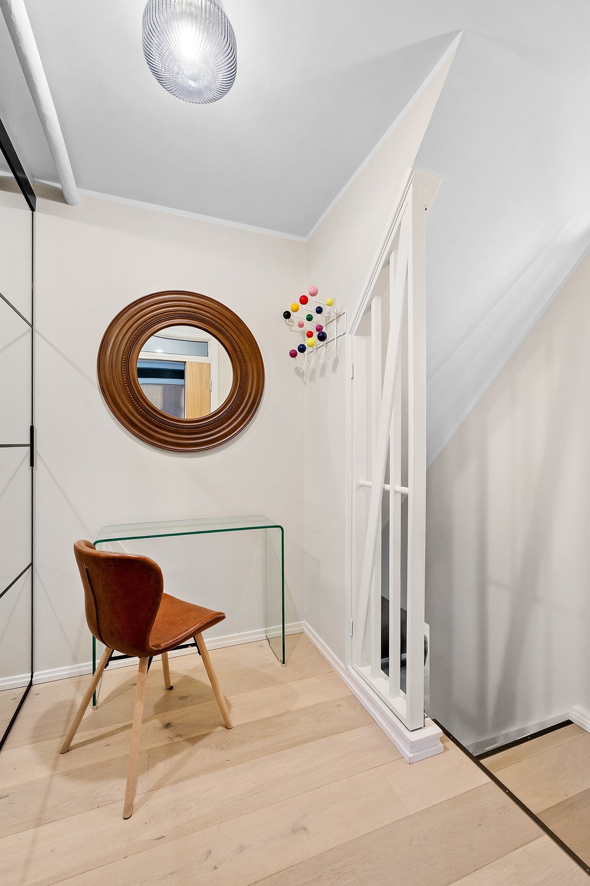 Entré i 13. etasje, med trapp ned til leilighetens hoveddel i 12. etasje Galleribilde