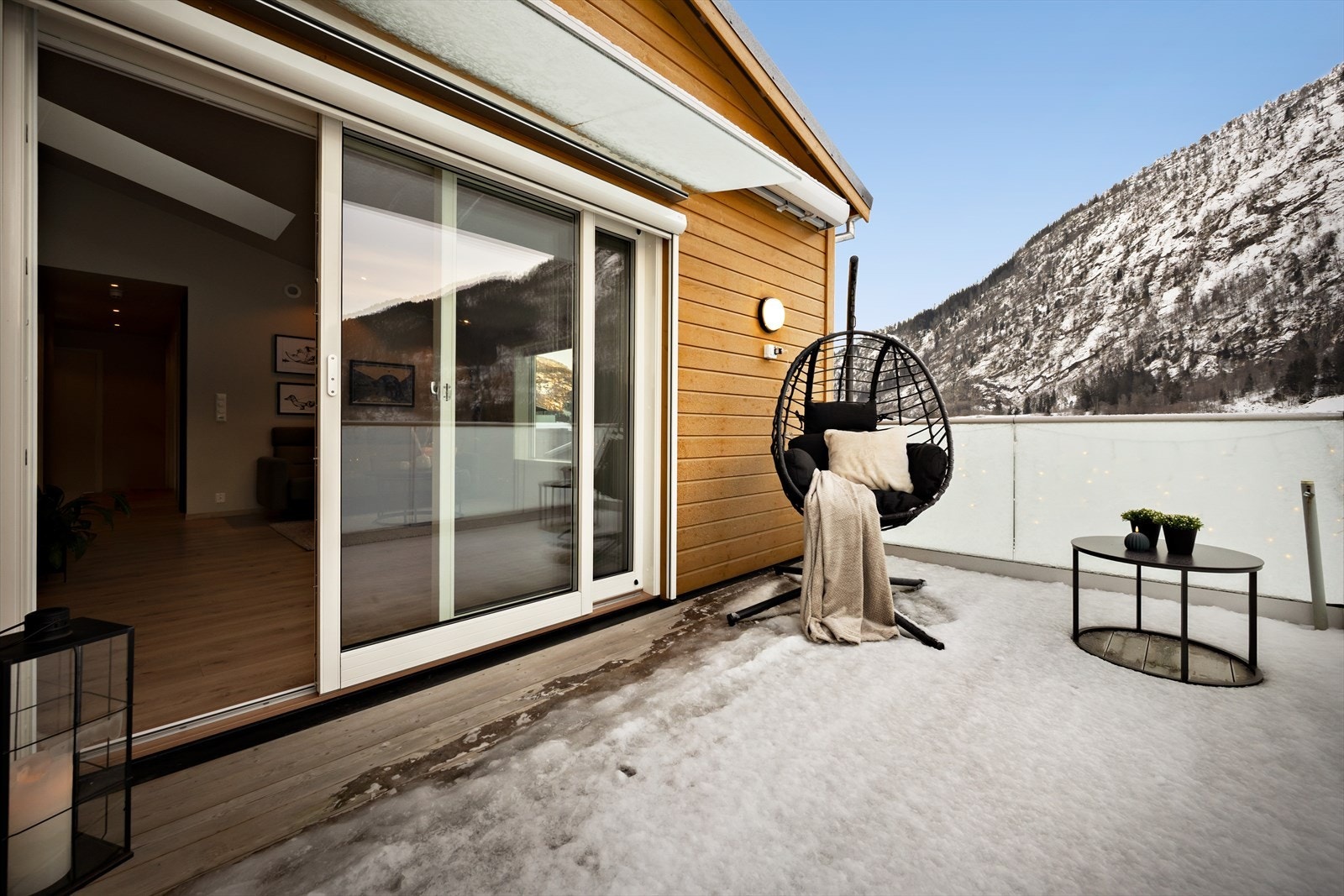 Balkongen har tilkomst via stor skyvedør av glas. Galleribilde