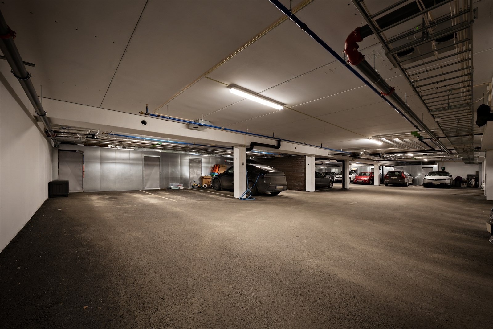 Leilegheita disponerer stor endeparkeringsplass med veldig romslig sportsbod i bakkant. Garasjen held god temperatur gjennom heile året. Galleribilde