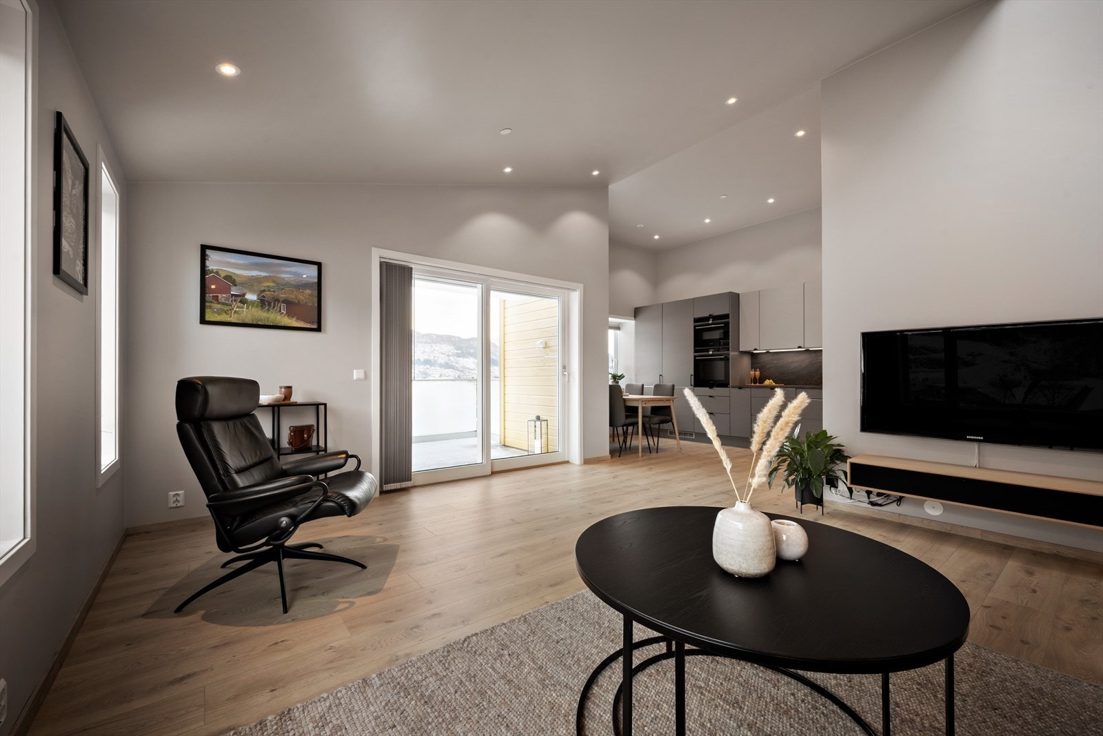 Velkommen inn. Opphaldsrommet har god takhøgd og mange fine vindauge. Galleribilde