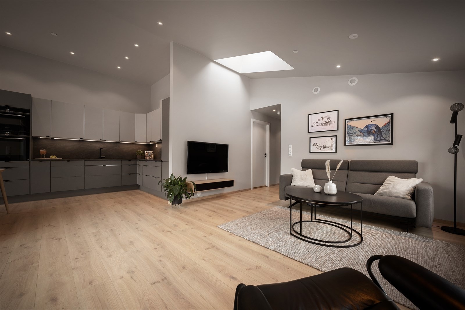 Stova og kjøkkenet utgjer saman eit fint opphaldsrom. Legge merke til det fine takvindauget. Galleribilde