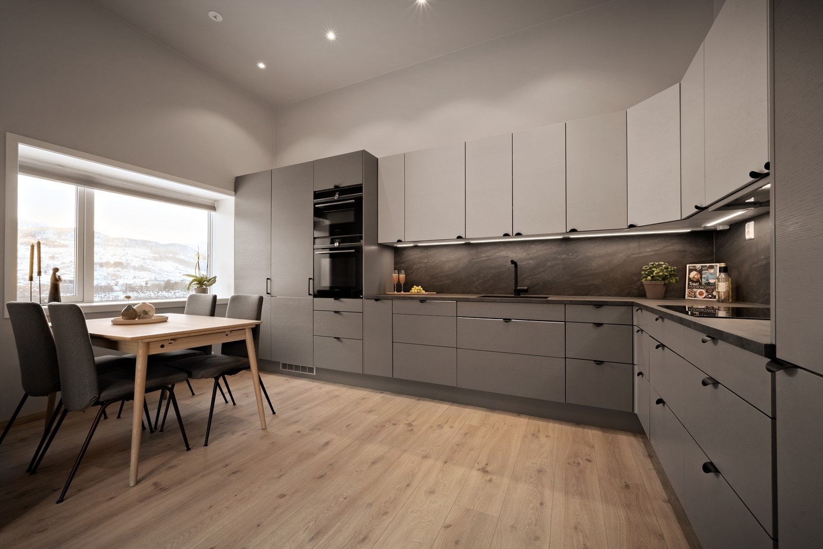 Leilegheita er påkosta med ekstra stor kjøkkeninnreiing frå Sigdal. Galleribilde