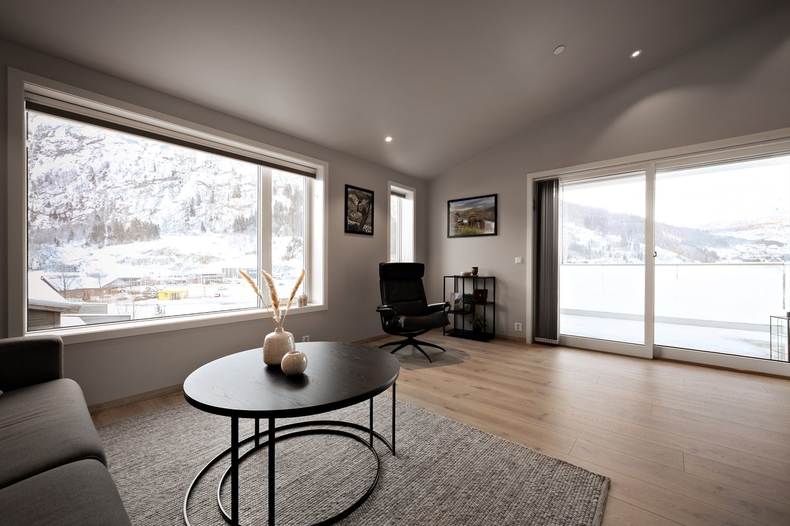 Her er det godt lysinnslepp, flott utsyn og lite innsyn. Galleribilde