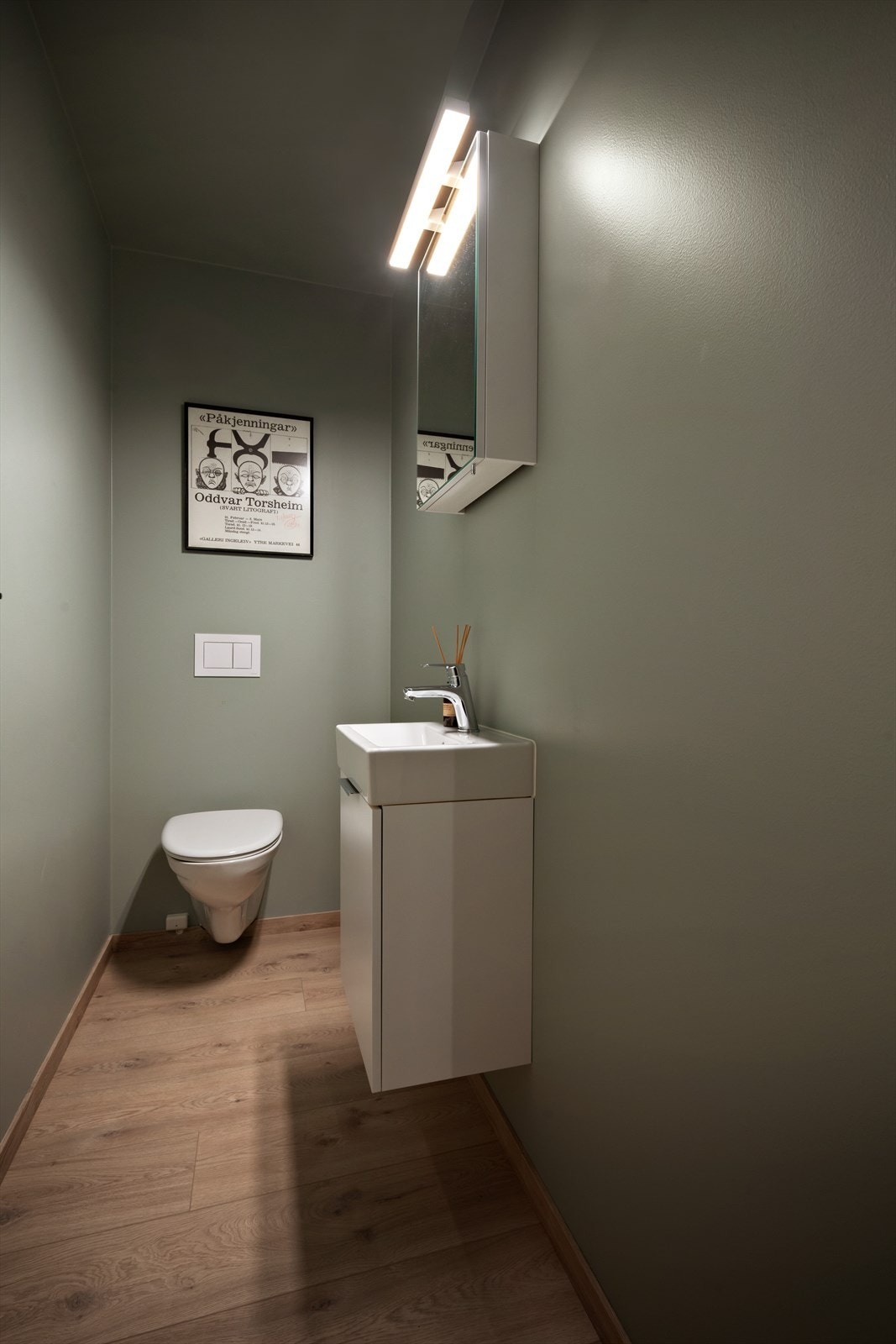 Like ved inngangsdøra ligg eit praktisk wc-rom. Galleribilde