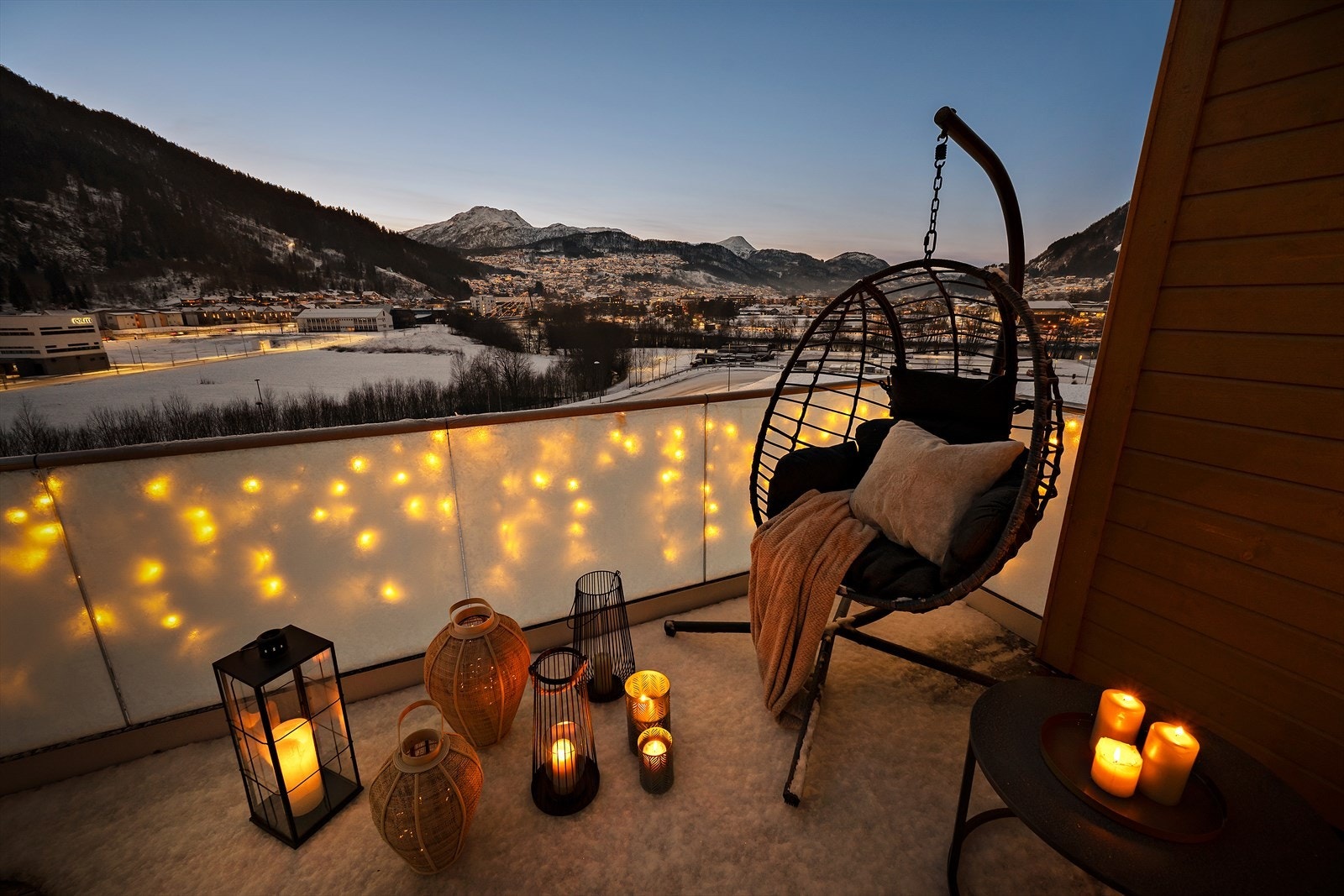 Frå stova ledar skyvedør ut til fin og vestvendt balkong. Her er det gode soltilhøve og fin utsikt mot elvaløpet og sentrum. Galleribilde