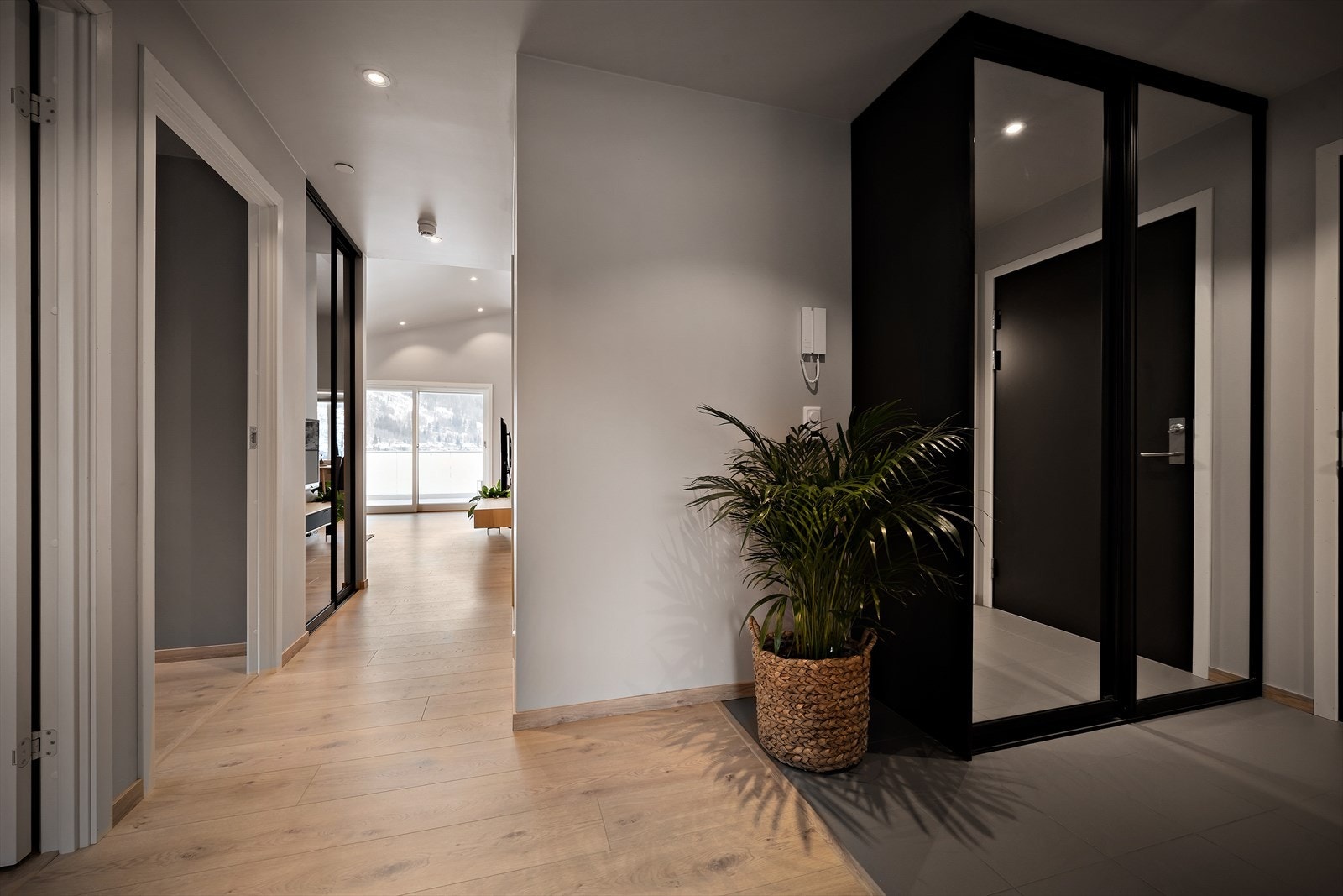 I entreèn er det flislagt golv og takhøg garderobe. Porttelefon gjer det enkelt å ta i mot gjestar. Galleribilde