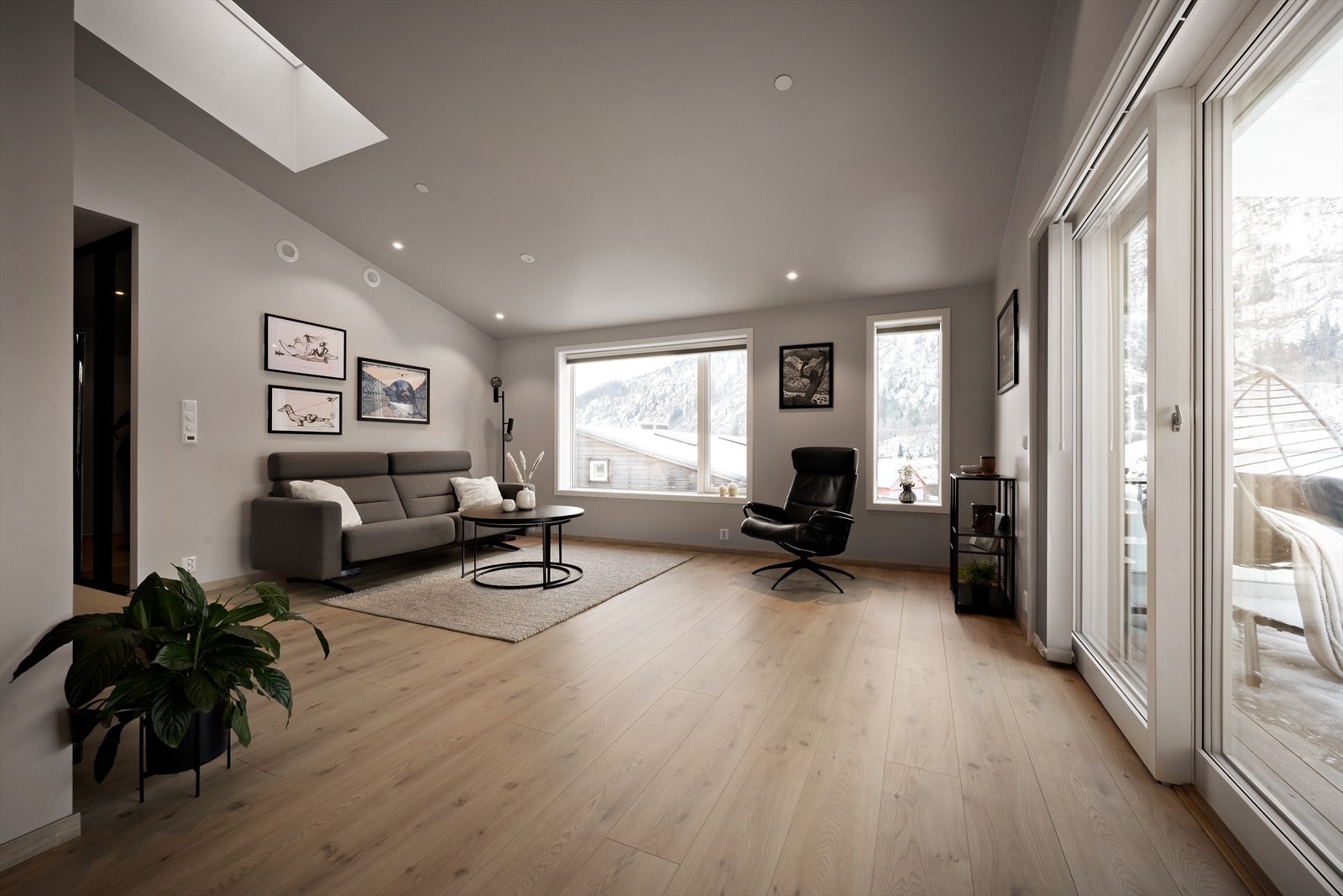 Leilegheita har vassboren golvvarme (fjordvarme) i alle rom, balansert ventilasjon, led-basert belysing, fiberkabel, seriekopla brannvarsling, sprinkelanlegg og porttelefon. Galleribilde