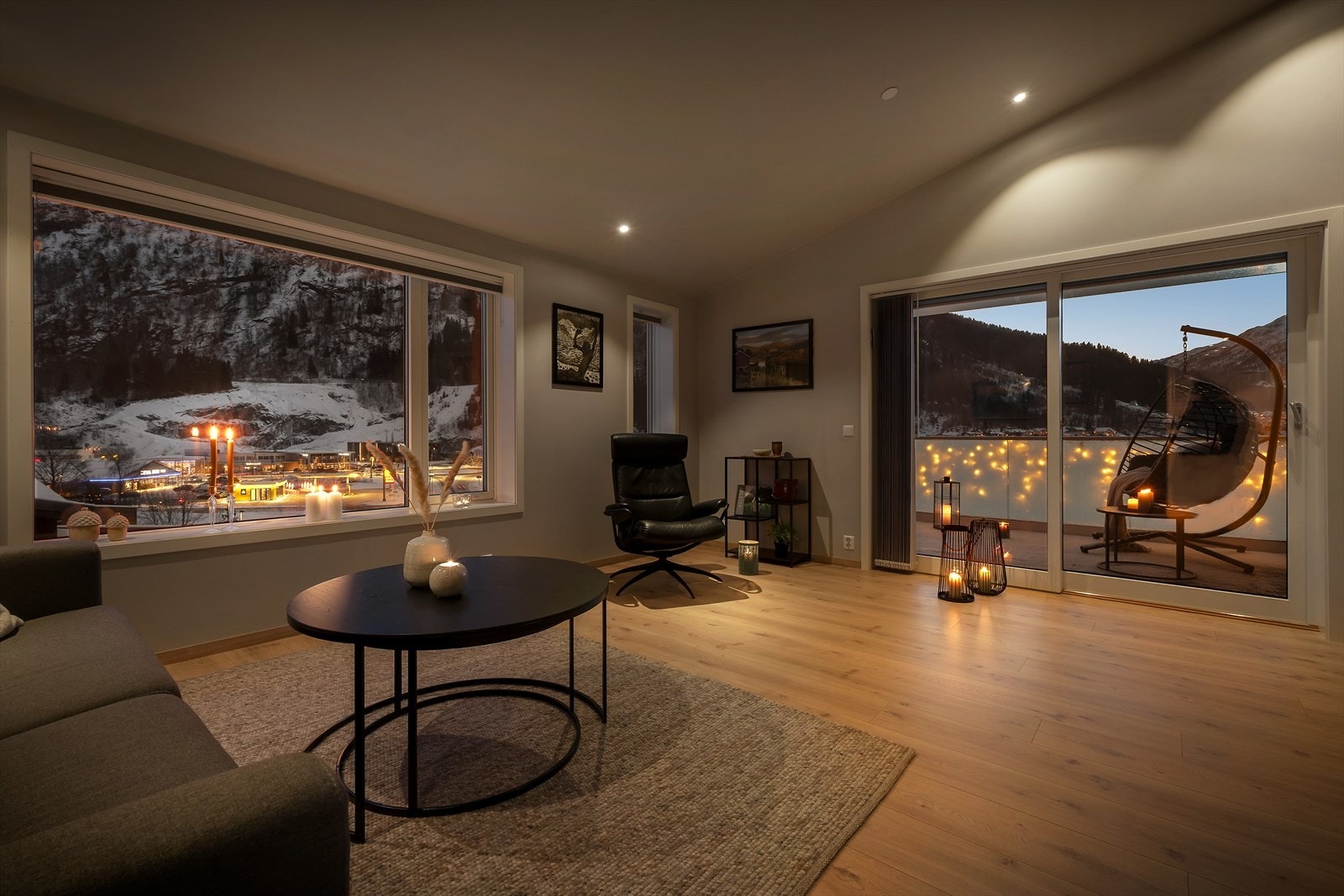 Velkommen til toppen av Parkgata 23. Ei luftig leilegheit med flott utsikt, både ute og inne. Galleribilde