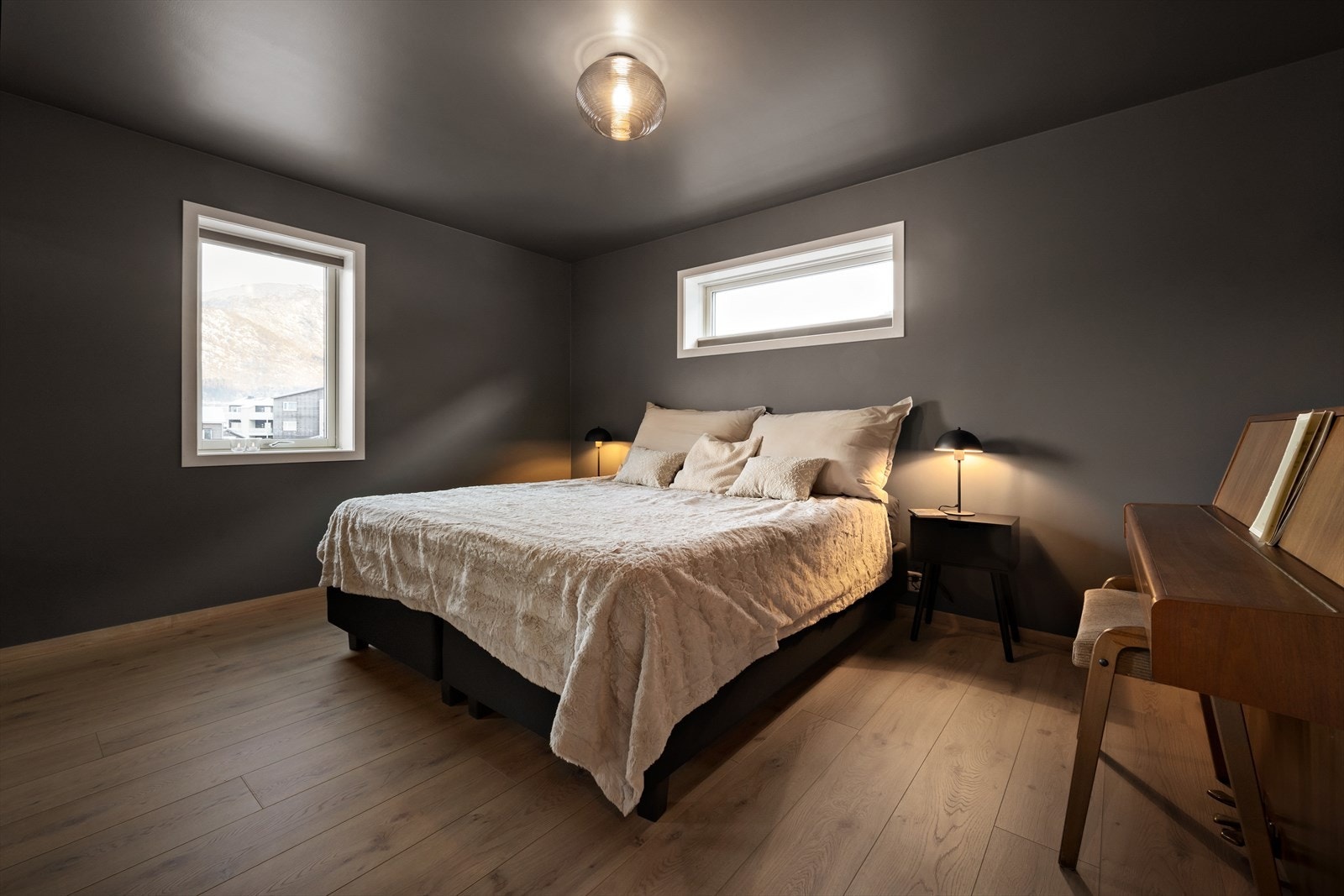 Hovudsoverommet er lunt og svært romsleg. Her kan du faktisk ha piano. Galleribilde