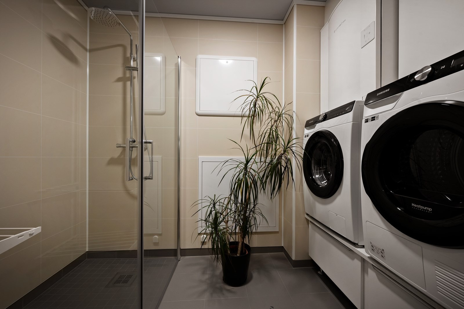 Våtrommet er todelt med skyvedør inn til vaskerom med dusj. Galleribilde