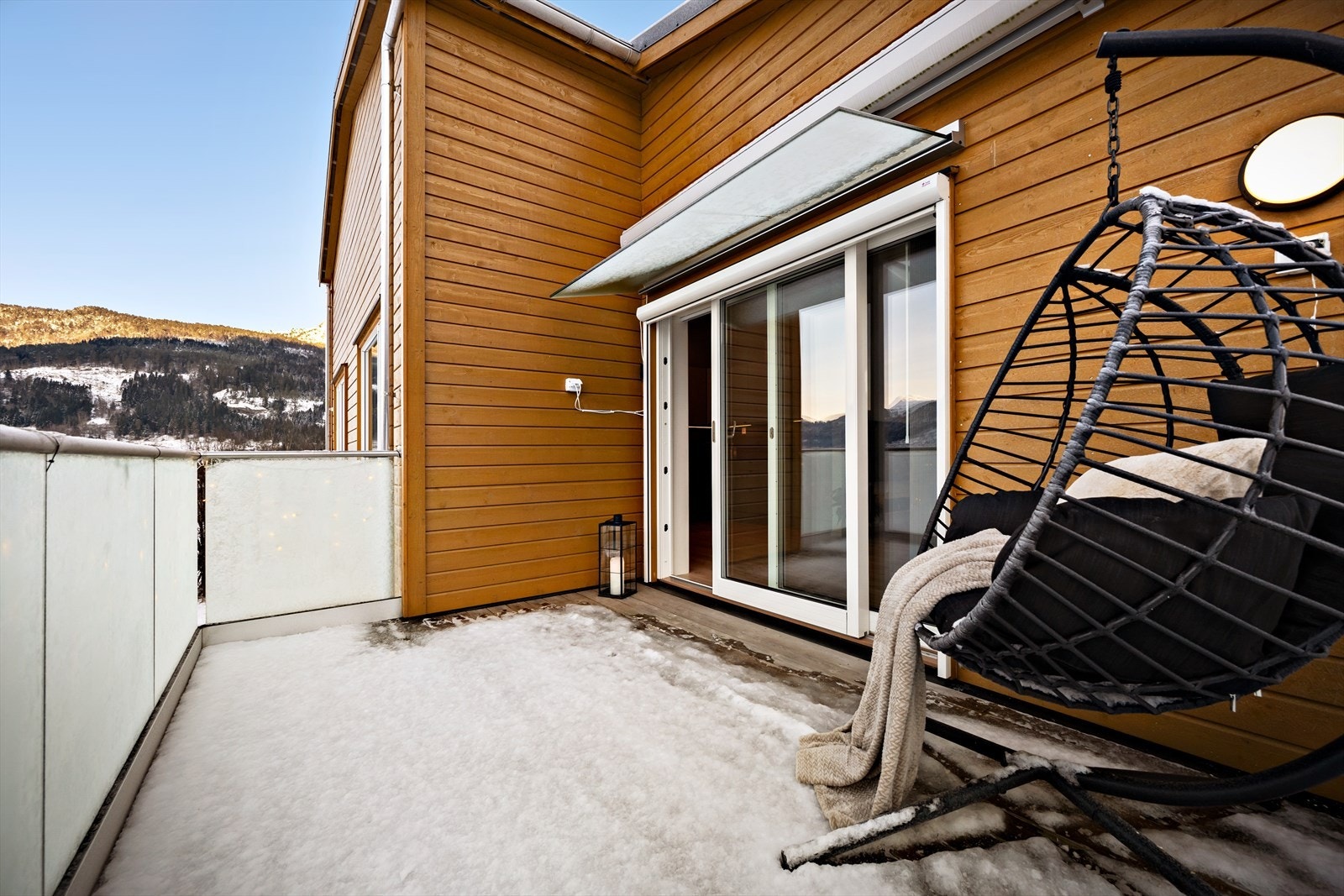 Her er det montert stor markise og screens med fjernstyring på vindauga. Galleribilde