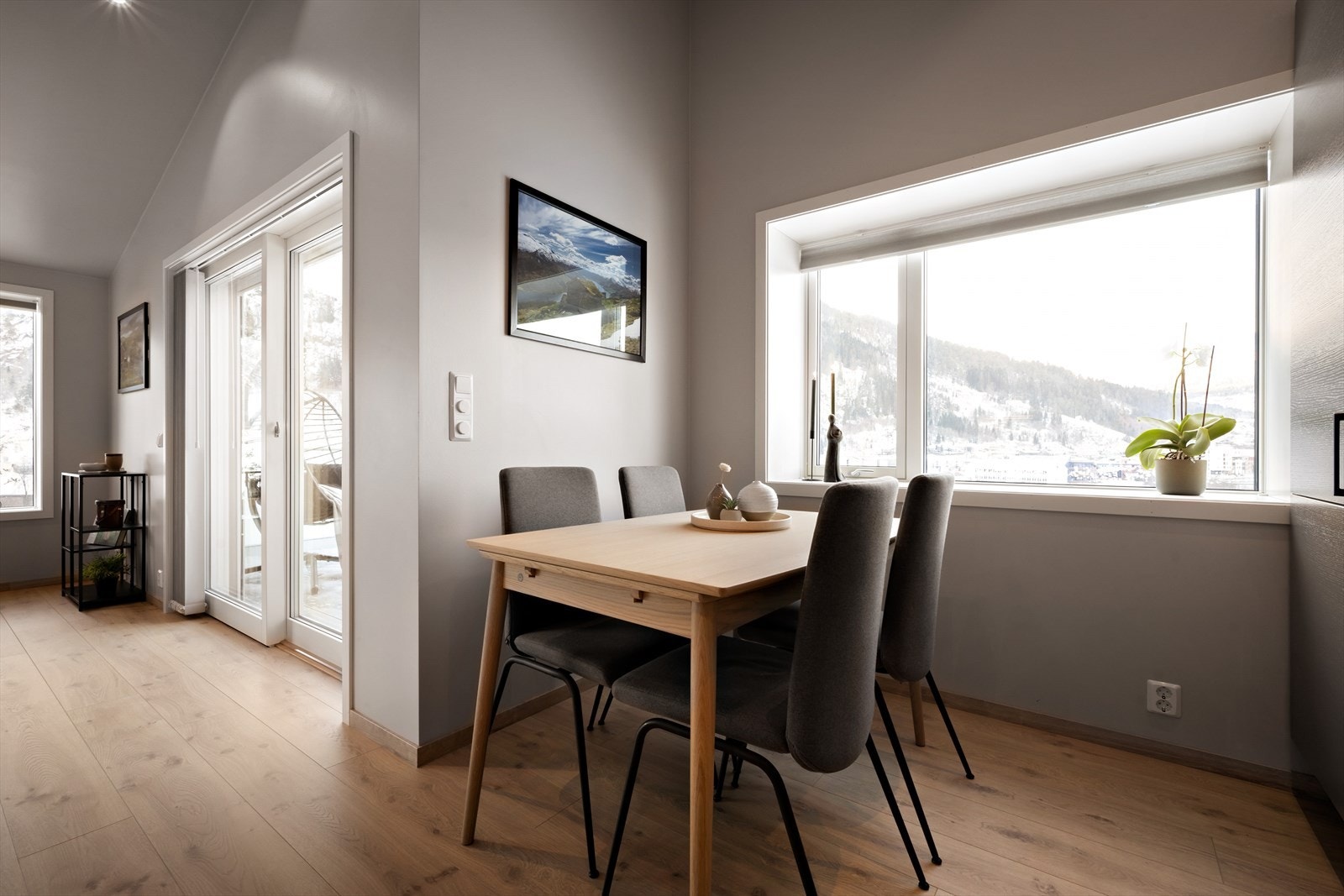 Frå spiseplassen har du fint utsyn mot elva og sentrum. Galleribilde