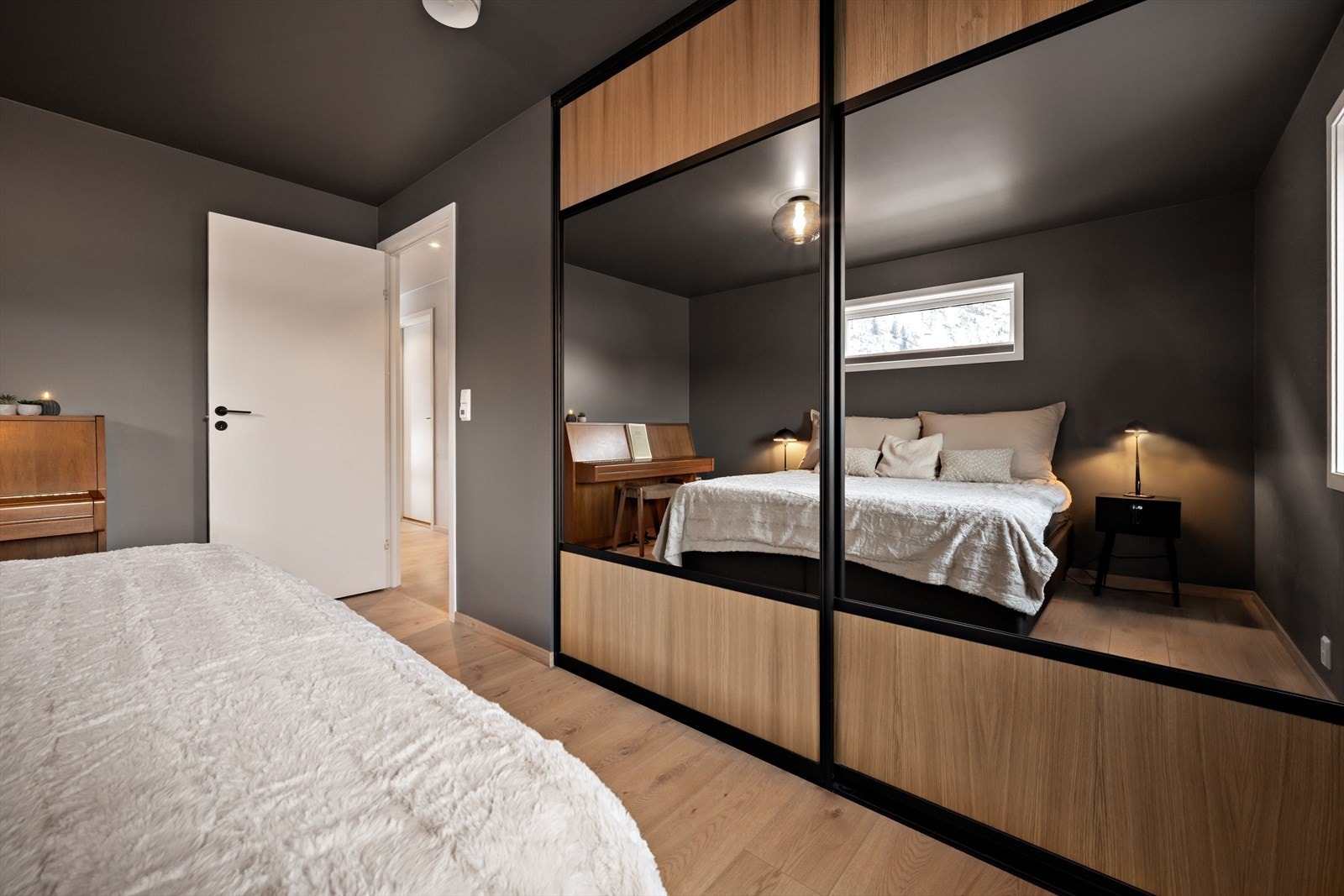 I enden er det montert takhøg skyvedørsgarderobe med god oppbevaringsplass. Galleribilde