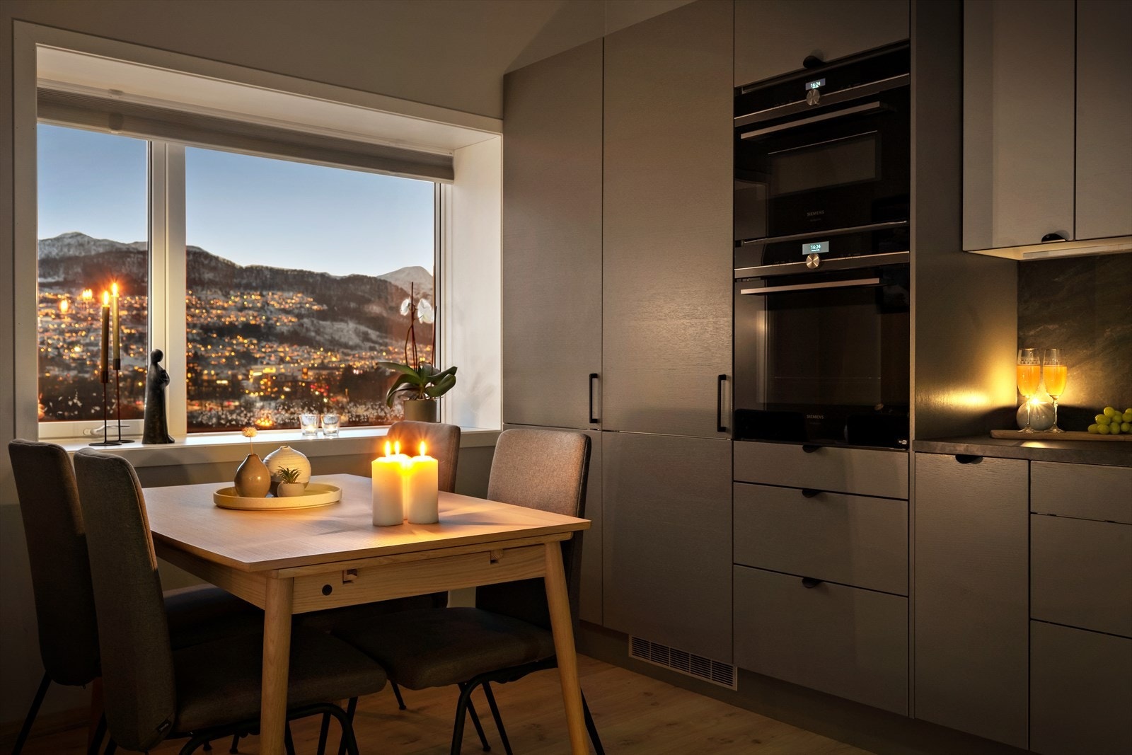 Sentrum og bustadfelta er fint opplyst på kveldstid. Galleribilde