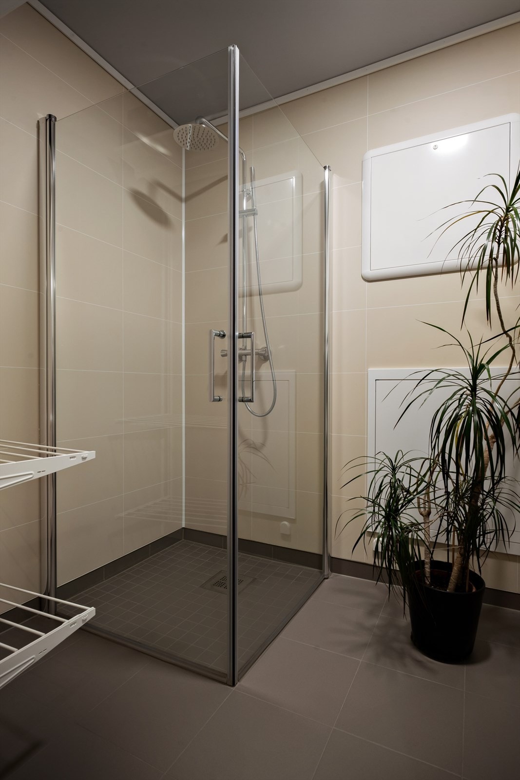 Dusjen har rette glasdører og armatur med både himmel- og handdusj. Galleribilde