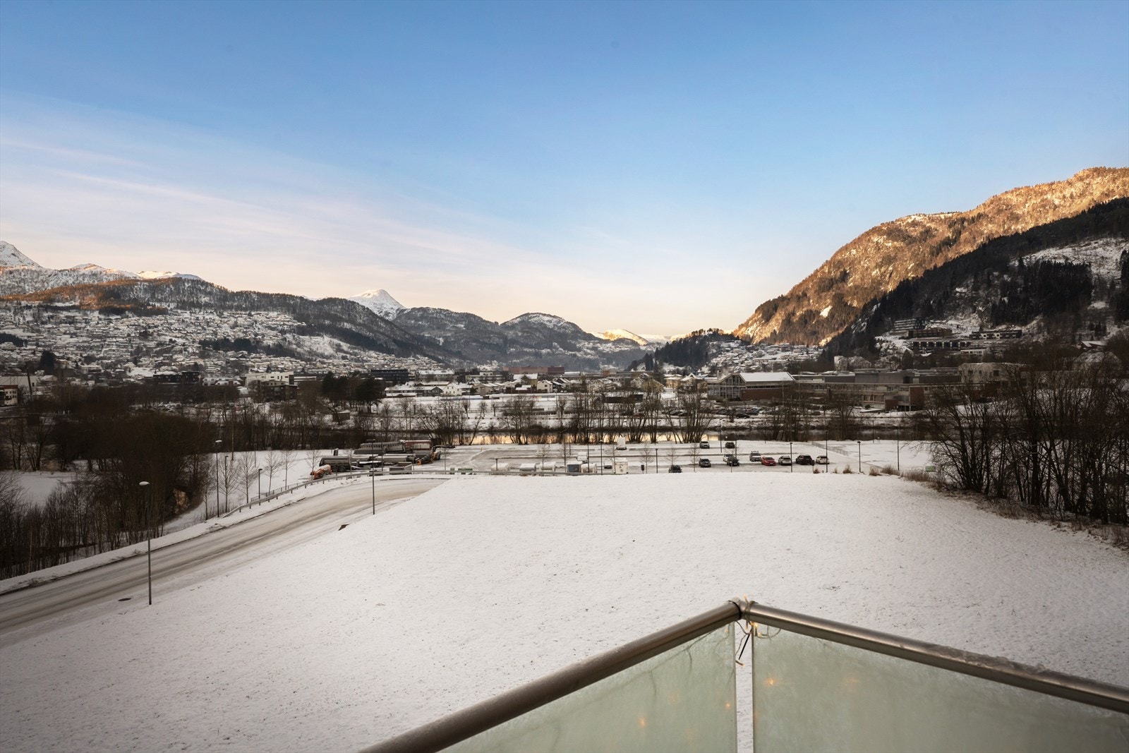 Det er prosjektert ny bru over til Angedalsvegen. Idrettsparken ligg like til høgre for biletet. Her er det fine turområde og mange aktivitetstilbod. Galleribilde