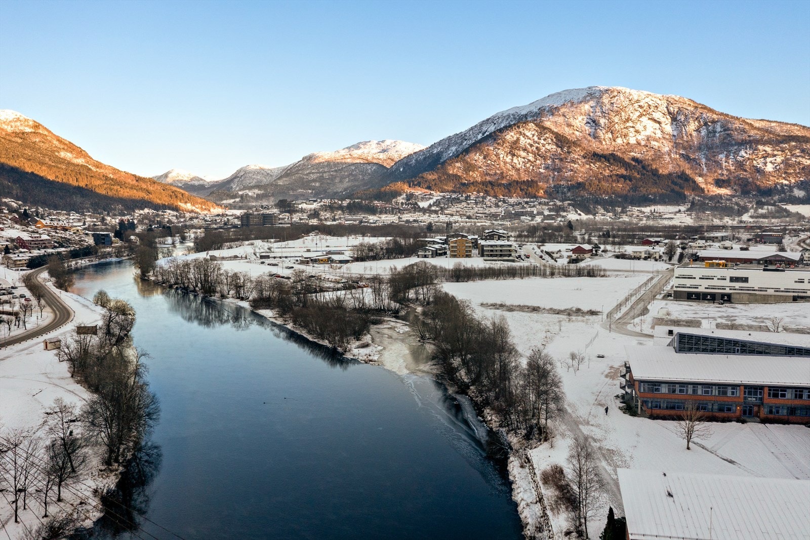Strøken og innflyttingsklar leilegheit med kort veg til alle tilbod og fine aktivitetstilbod i umiddelbar nærheit. Galleribilde