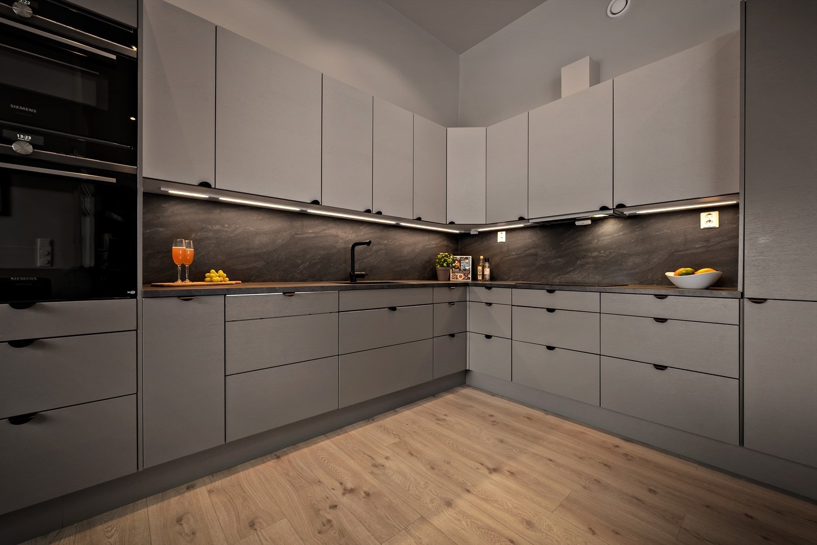 Her er det svært god oppbevaringsplass. Det er montert både steikeomn og kombiomn. Galleribilde