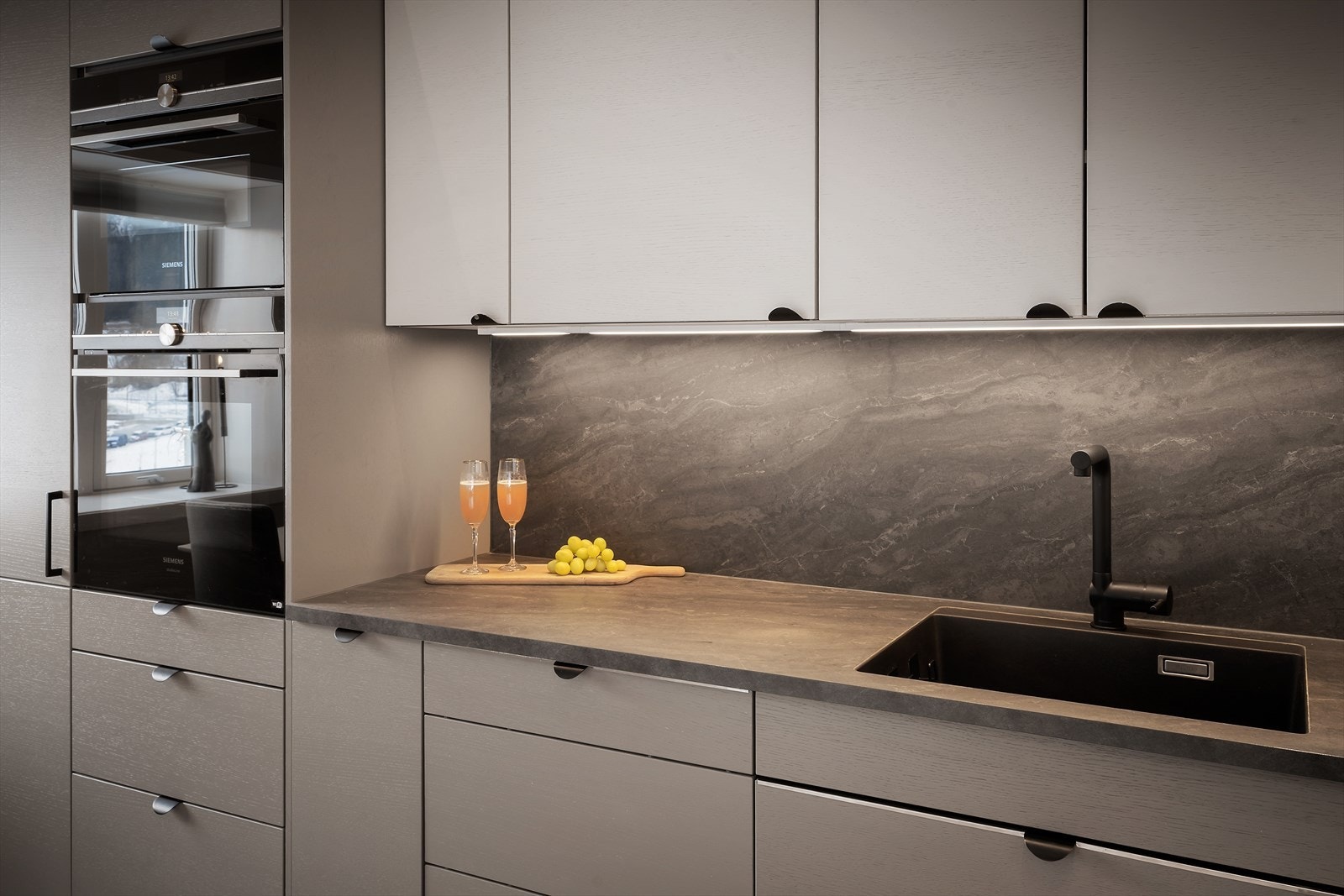 Kjøkkenet er fint gjennomført og har integrerte kvitevarer frå Siemens. Galleribilde