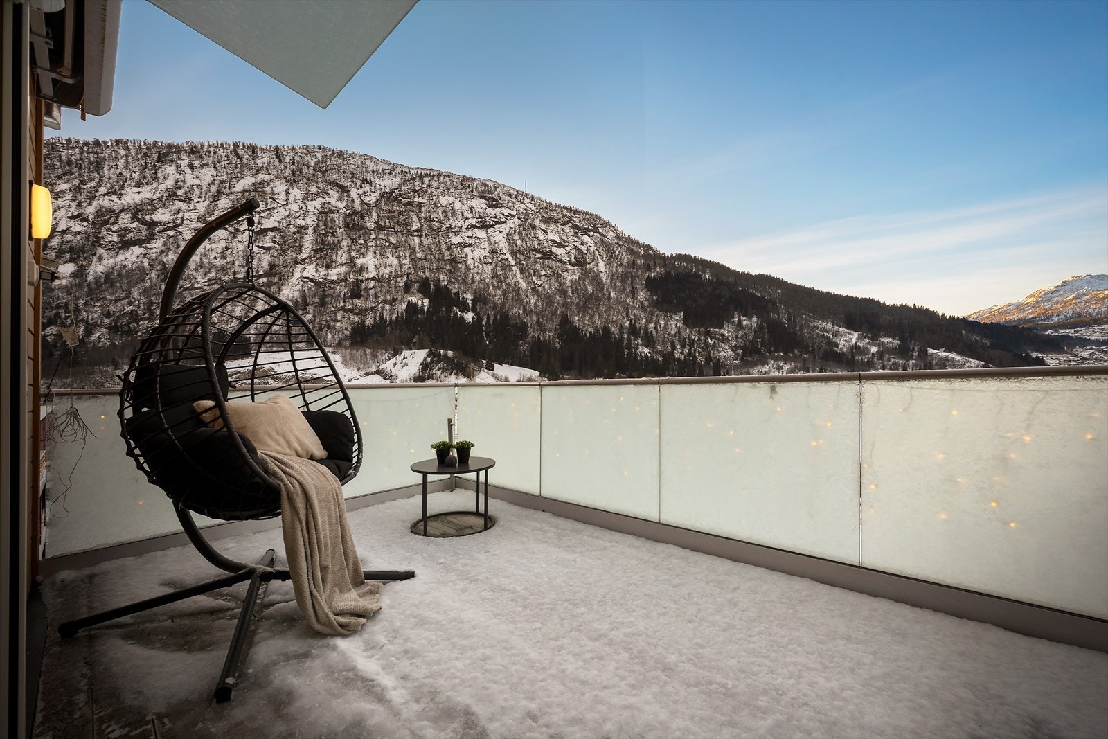 Balkongen er usjenert og har rekkverk av glas/stål. Galleribilde