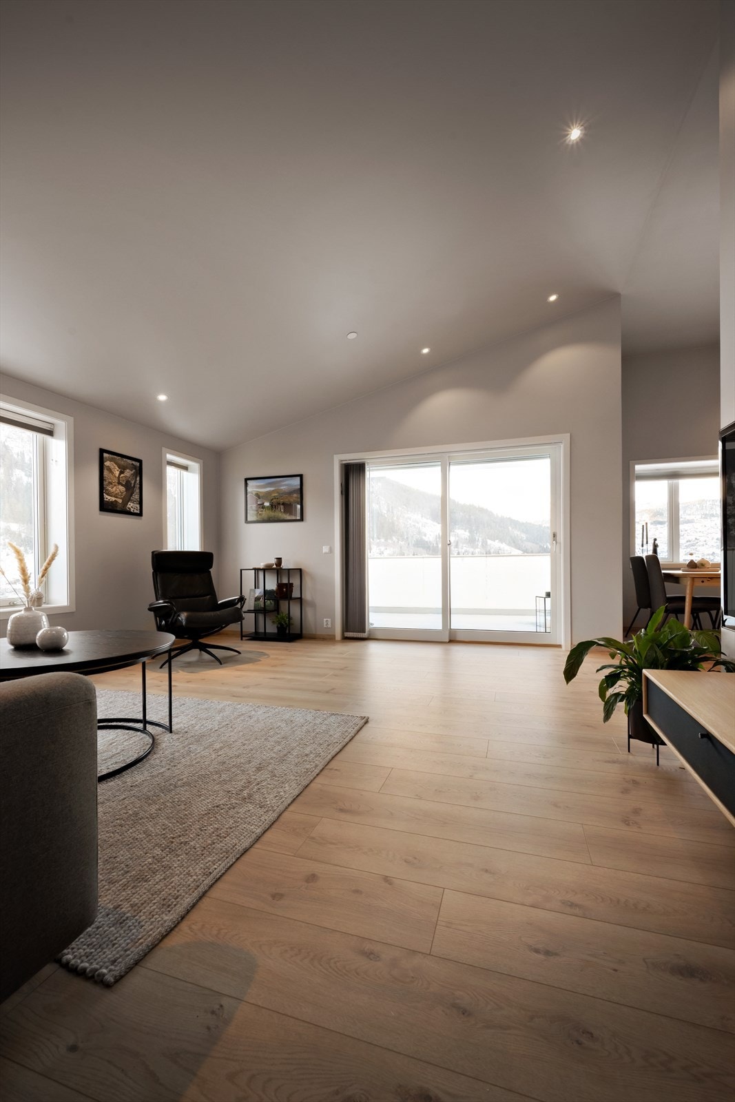 Leilegheita er fint gjennomført med tilsvarande golv i alle opphaldsrom og soverom. Det er listefrie overgangar mellom veggar og himling. Galleribilde