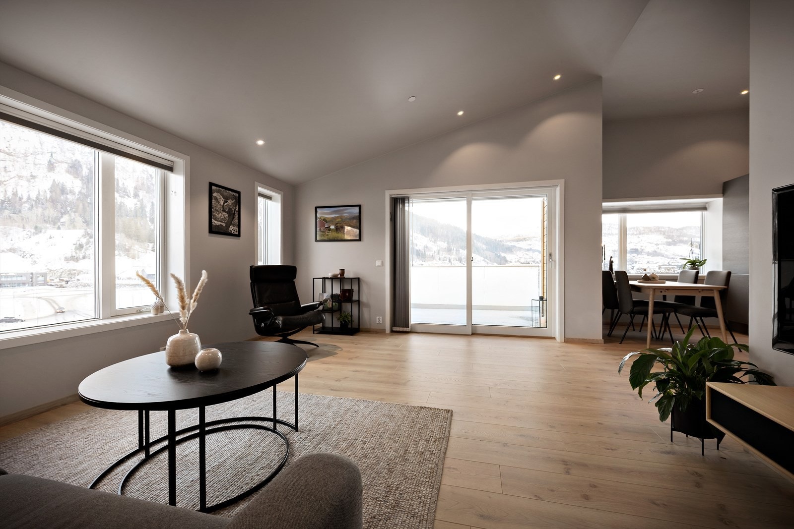 Dels mønt himling og god takhøgde skaper fine rammer her. Galleribilde