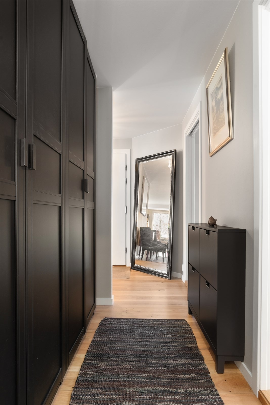 En del av gangen har en stor garderobeløsning som gir rikelig med oppbevaringsplass. Galleribilde