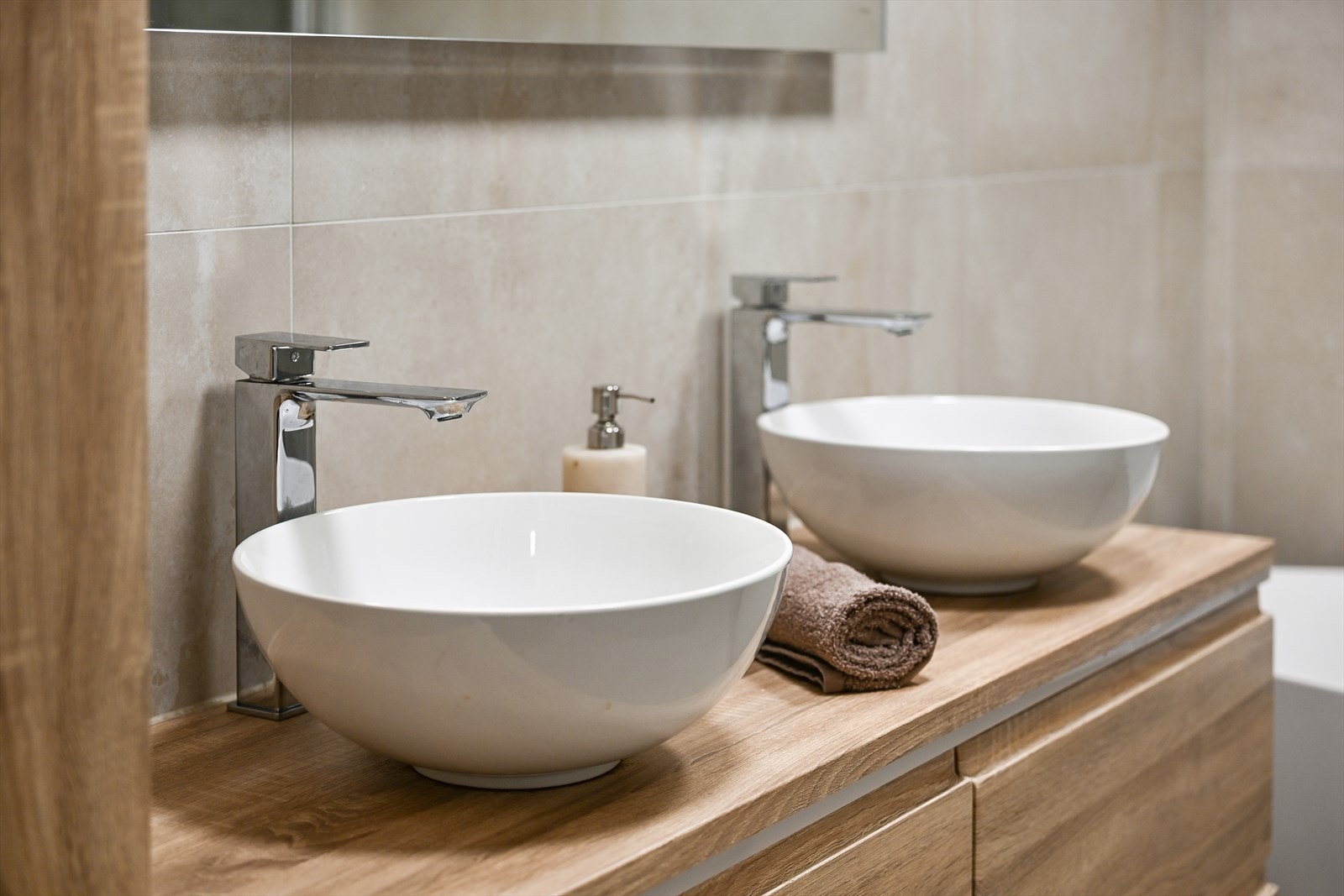 Baderomsinnredningen har doble, toppmonterte servanter og god skuffeplass. Galleribilde