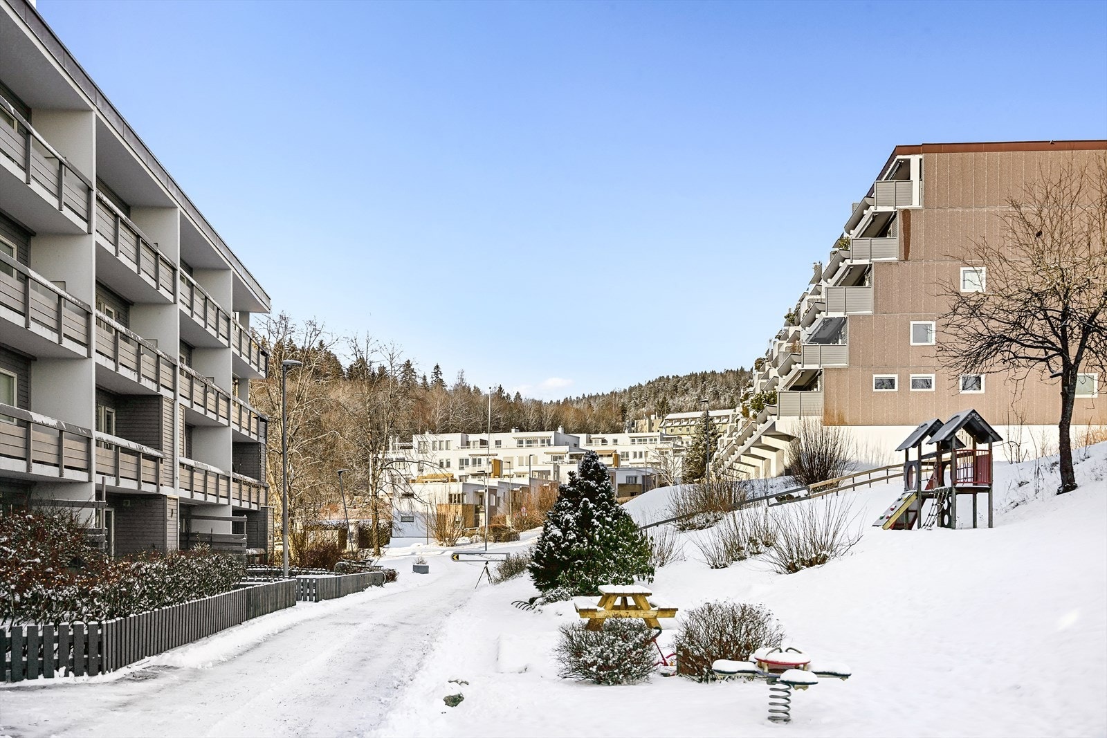 Fellesarealene er pent opparbeidet med blant annet lekeplass. Galleribilde