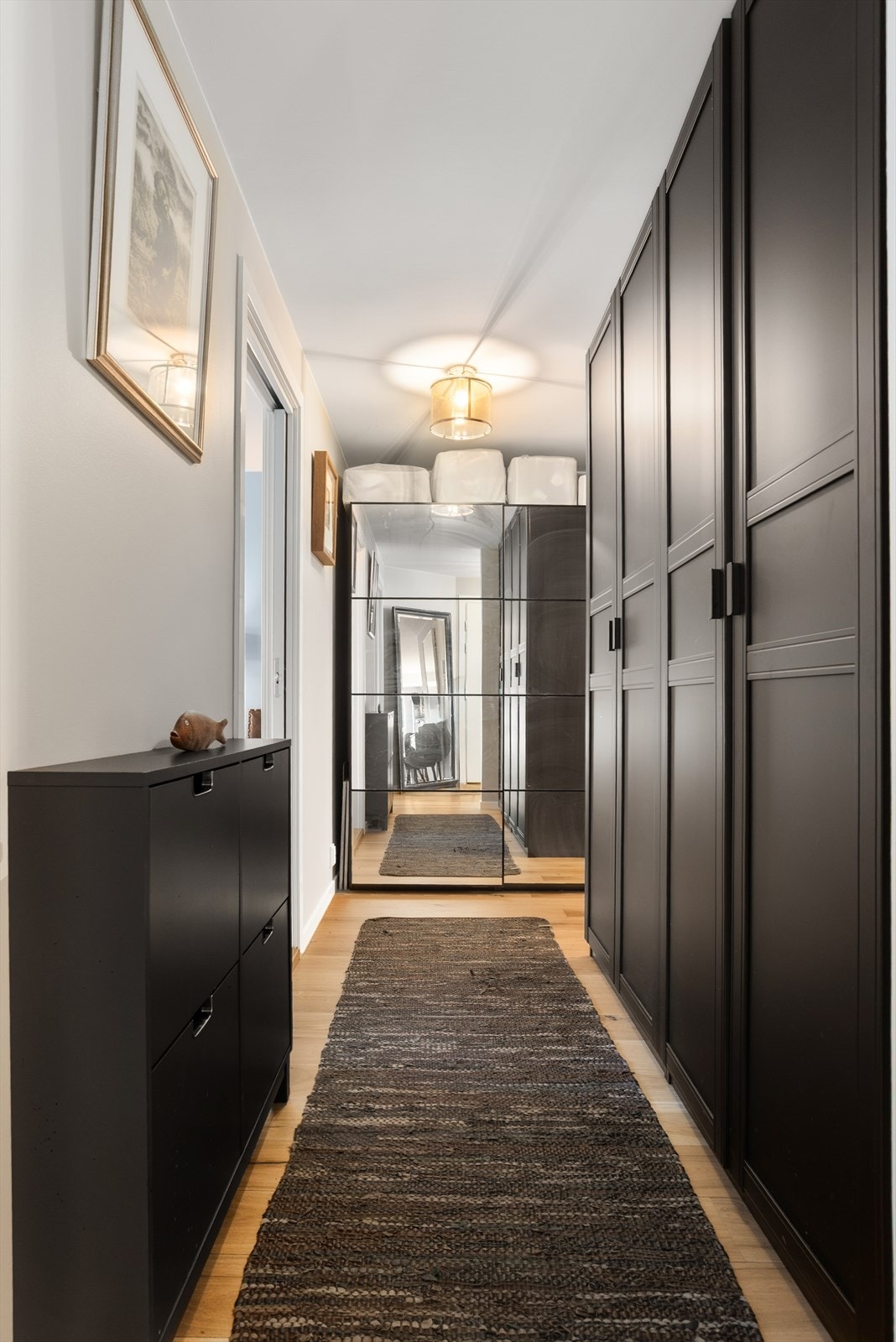 Her er det god plass til både sko og yttertøy. Galleribilde