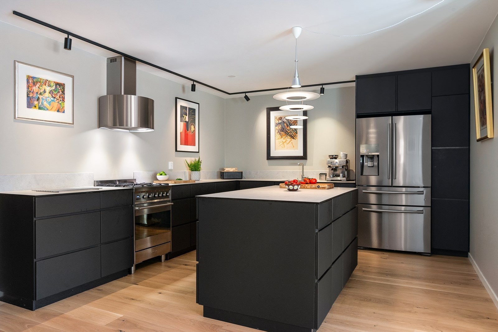 Leilighetens kjøkken er romslig med en praktisk kjøkkenøy og rikelig med arbeidsflater. Galleribilde