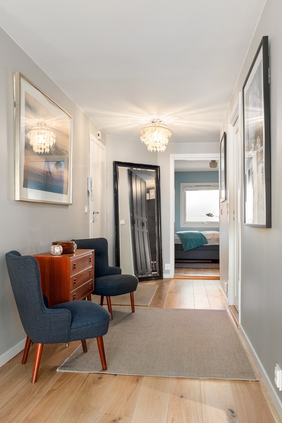 Velkommen inn. Entréen leder deg videre inn i leiligheten. Galleribilde