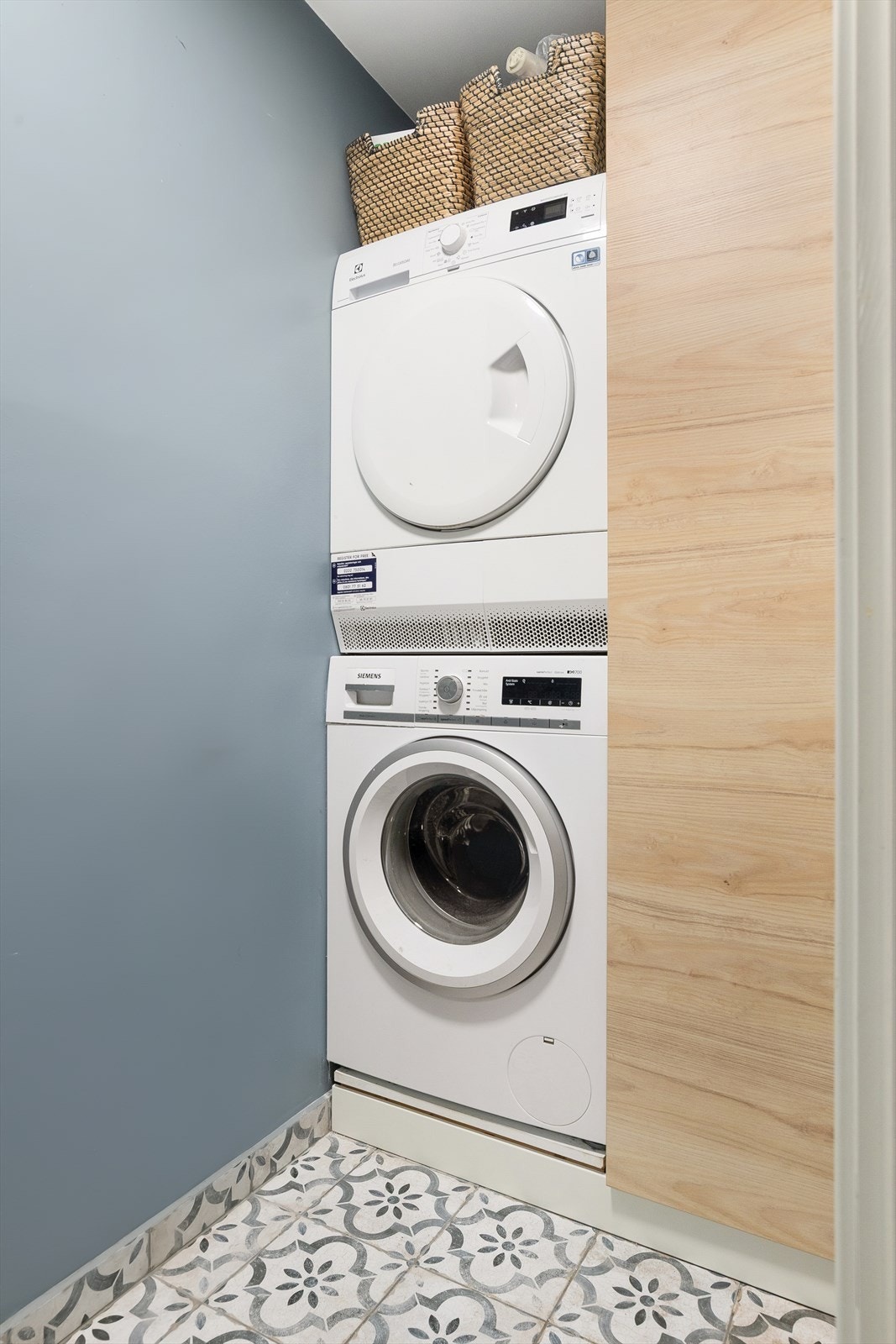 Her er det også opplegg for vaskesøyle, praktisk plassert i en nisje. Galleribilde