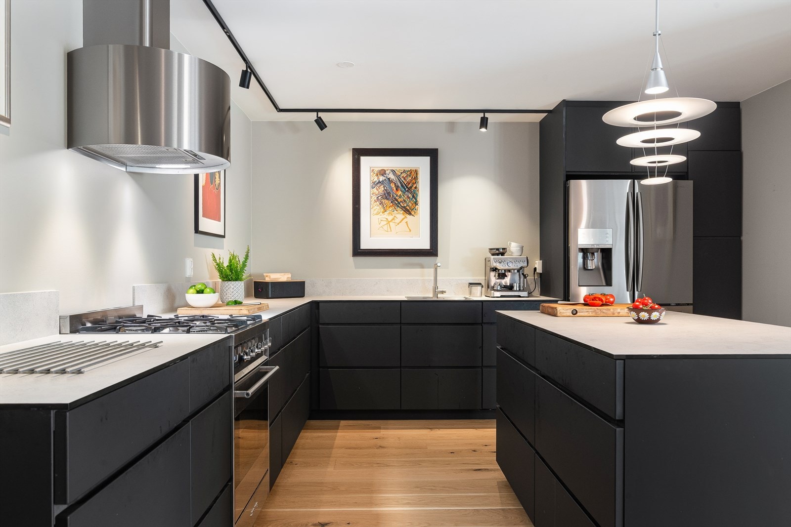 Kjøkkeninnredningen har mørke, slette fronter og et stilrent uttrykk. Galleribilde