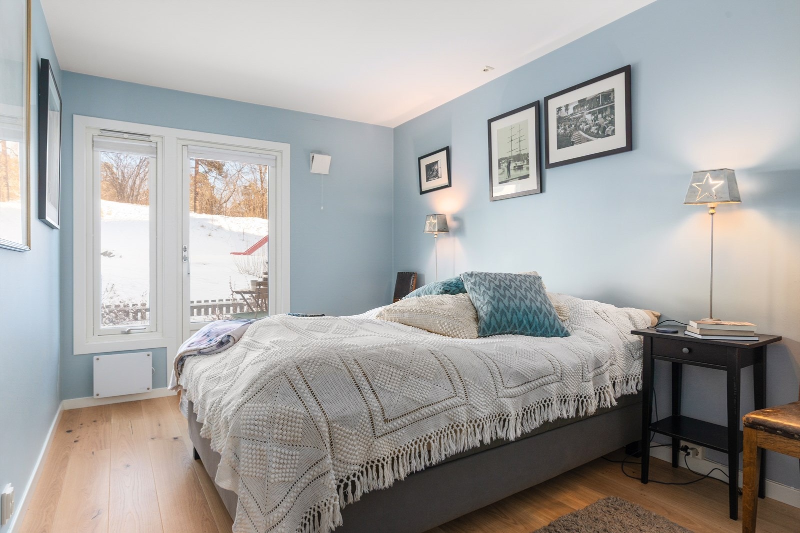 Hovedsoverommet er av god størrelse og har direkte utgang til markterrassen. Galleribilde