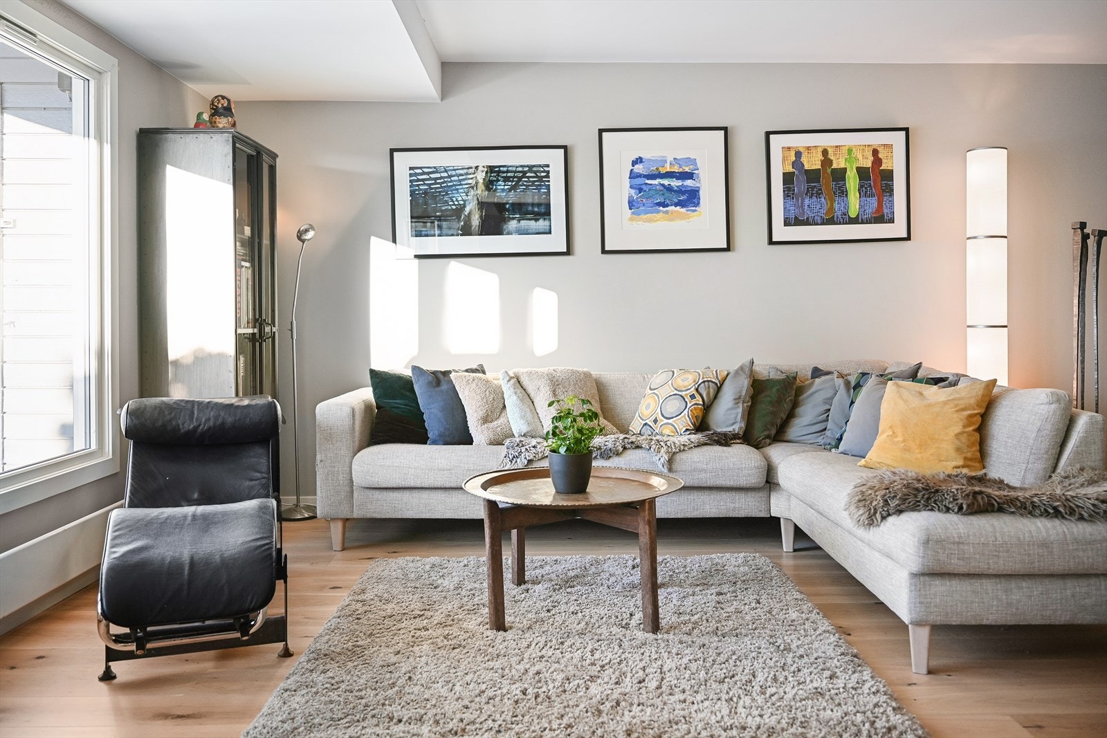 Store vindusflater gir rikelig med naturlig lys inn i stuen. Galleribilde