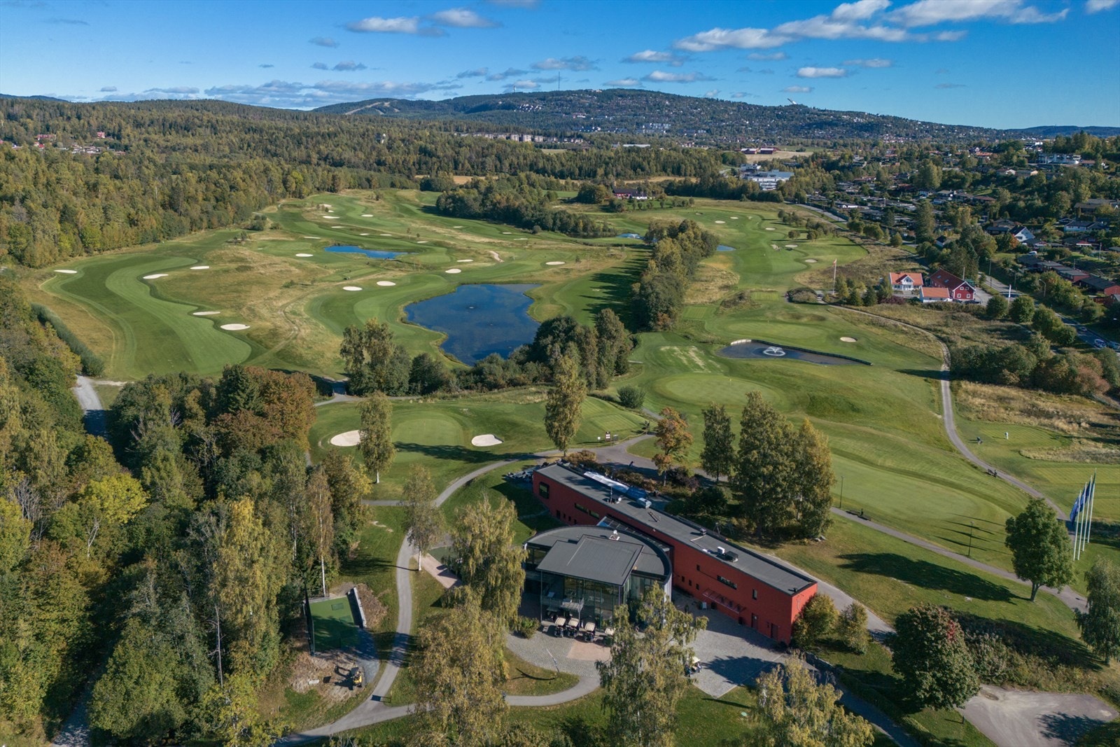 Haga Golf ligger like ved med sitt praktfulle 27-hulls golfanlegg, driving range, golfsimulator og restaurant Galleribilde