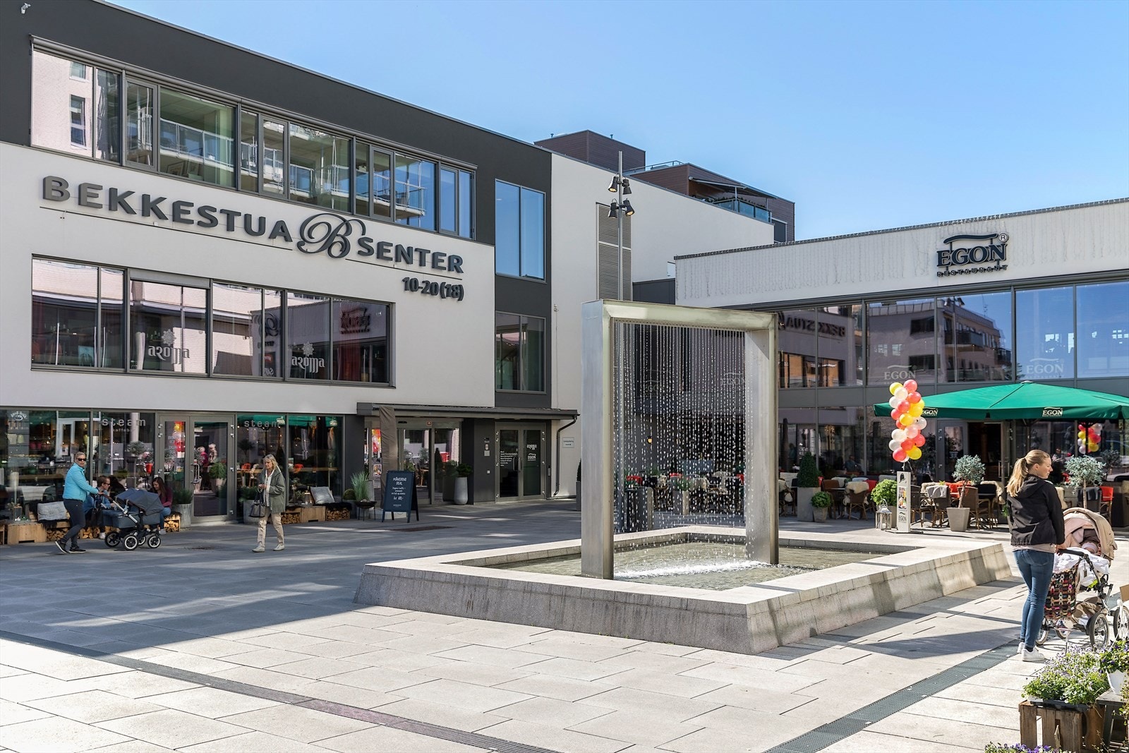 Bekkestua Senter med et bredt utvalg av butikker og tjenester ligger i nærheten. Galleribilde