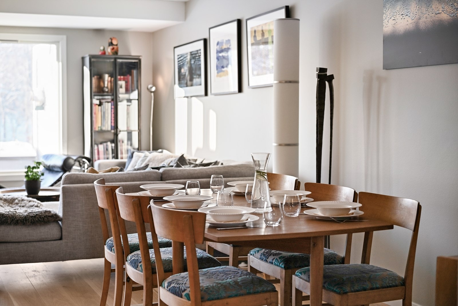 Spiseplassen binder stue og kjøkken sammen på en funksjonell måte. Galleribilde