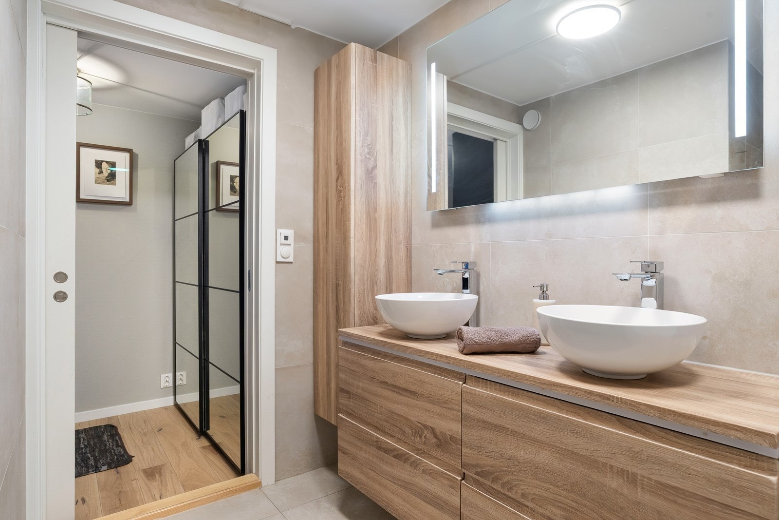 Fra gangen er det inngang til det romslige hovedbadet. Galleribilde