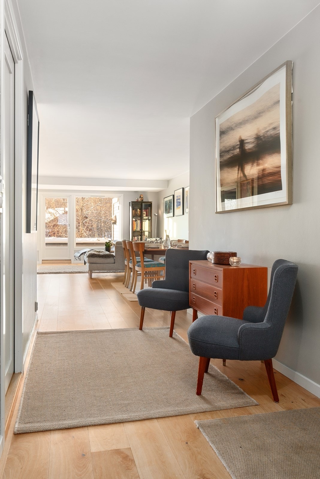 Gangen åpner seg opp mot stuen og gir en god romfølelse fra første stund. Galleribilde