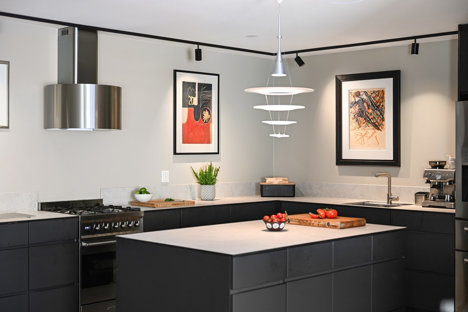 Kjøkkenøya fungerer som en sosial sone og gir ekstra benkeplass. Galleribilde