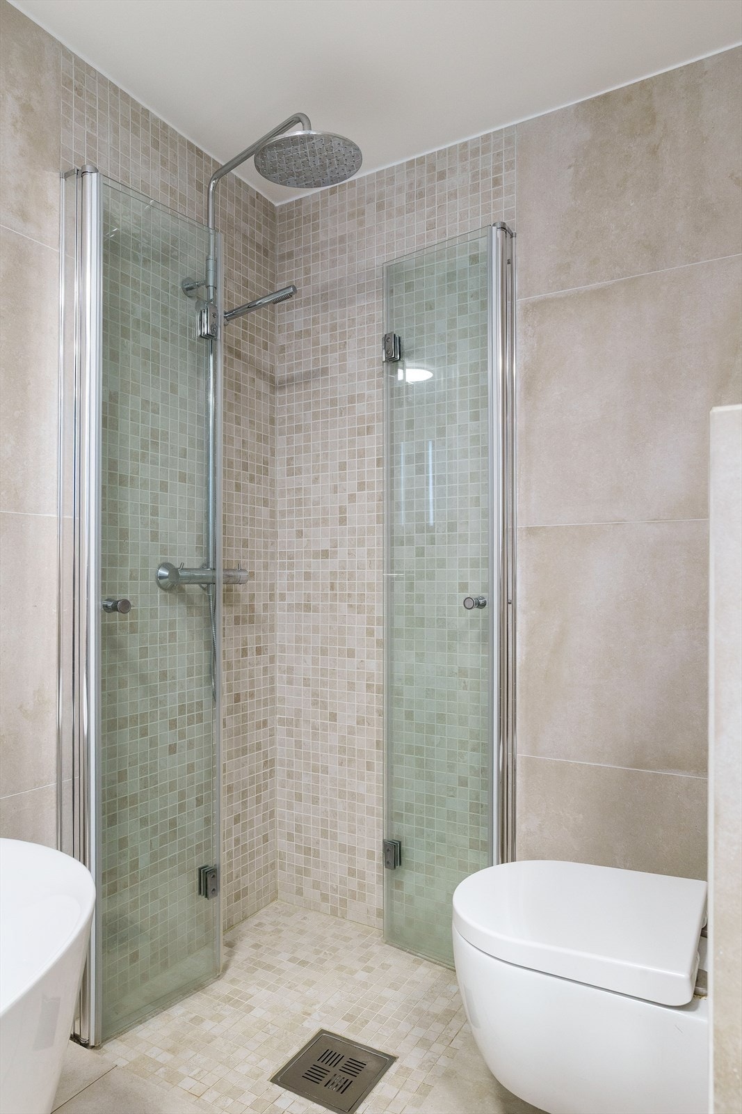 Dusjnisjen har innfellbare glassdører og regnfallsdusj. Galleribilde