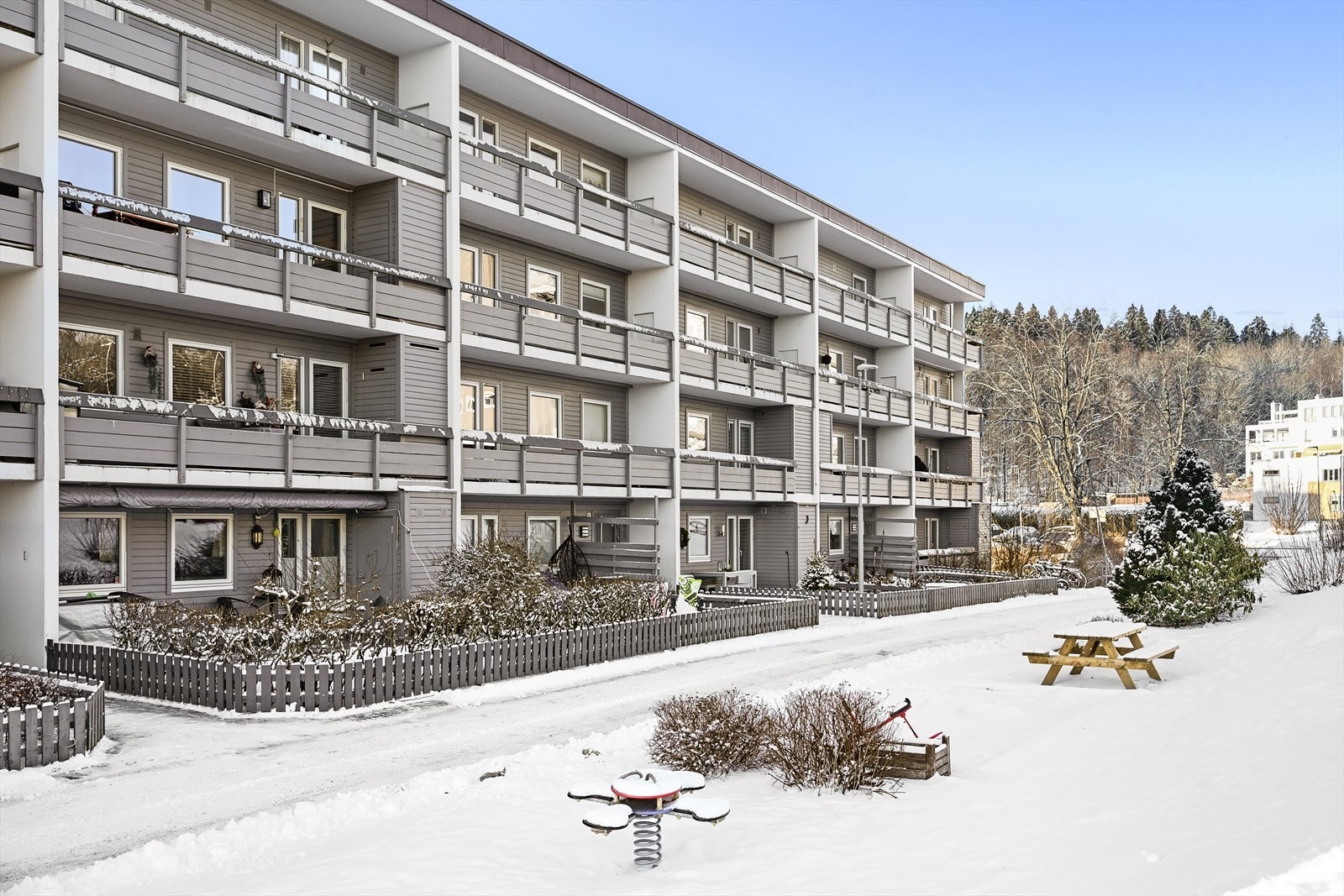 Bygget har en pen fasade og velholdte fellesområder. Galleribilde