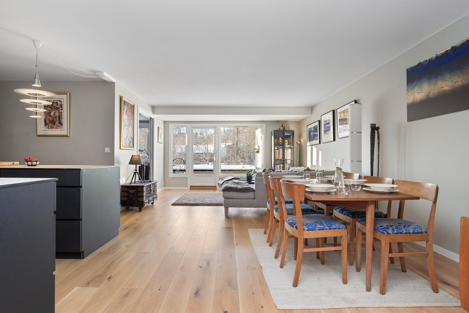 Den åpne løsningen mellom stue og kjøkken skaper en sosial og luftig atmosfære. Galleribilde