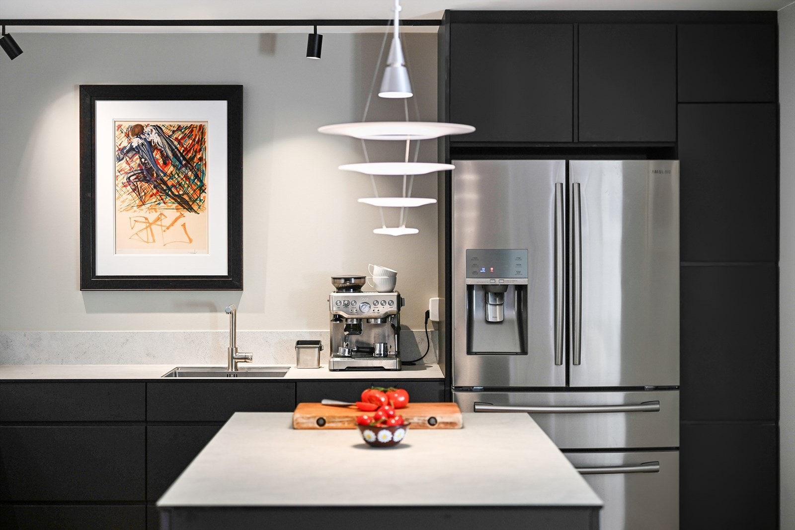 Kjøkkenet er utstyrt med et side-by-side kjøleskap med vann- og isdispenser. Galleribilde